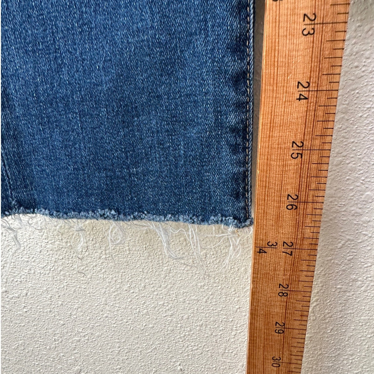AG women’s The Stilt cigarette leg jeans medium wash US 29 raw hem