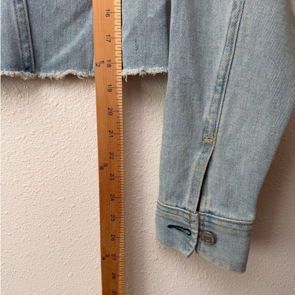 PacSun Distressed Cropped Denim Jacket Light Wash Raw Hem US M/L