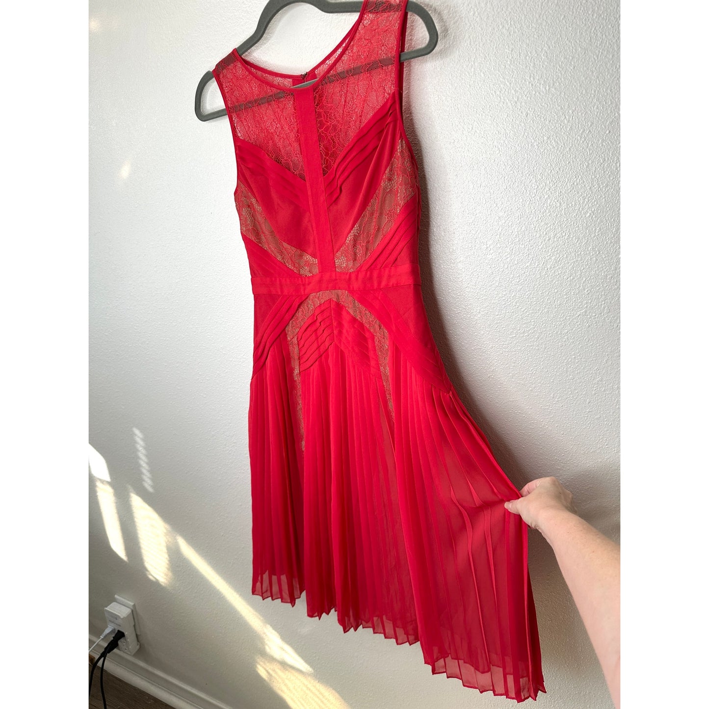 BCBGMAXAZRIA Raya Red Sleeveless Chevron Pleated Lace Dress 6