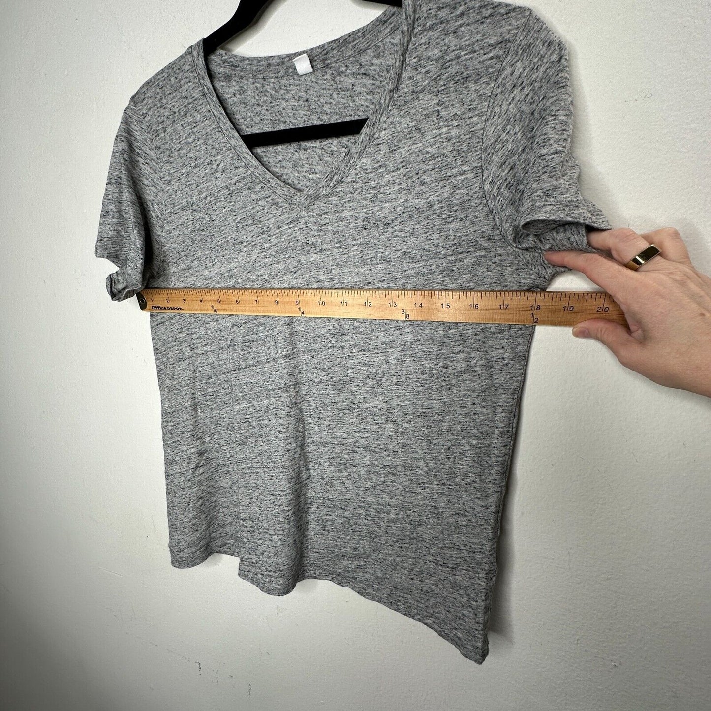 Uniglo Soft Relaxed Heathered Gray V-Neck Short Sleeve Relaxed Tee Medium