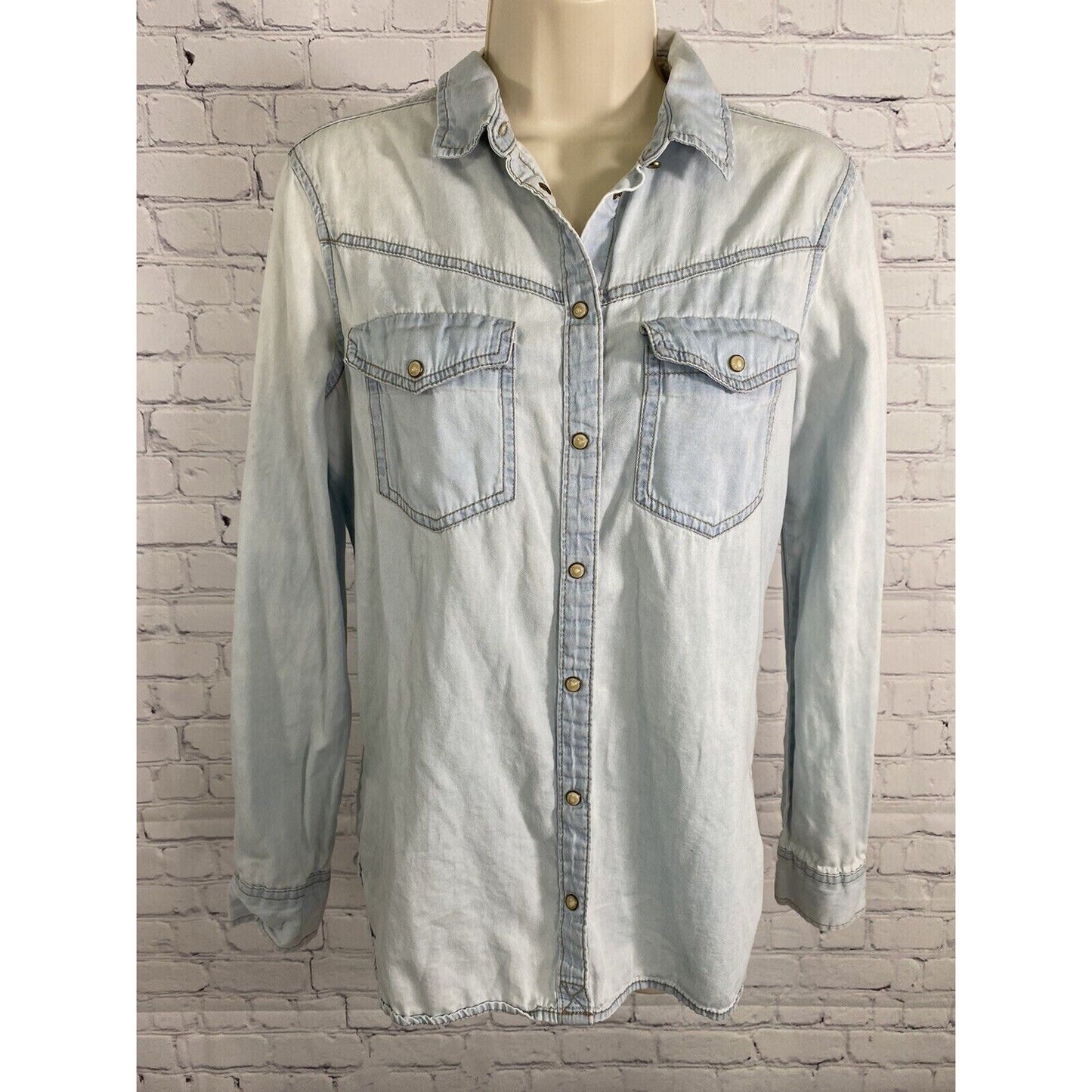 Zara Light Wash Blue Denim Pearl Snap Collared Front Pockets Long Sleeve Medium