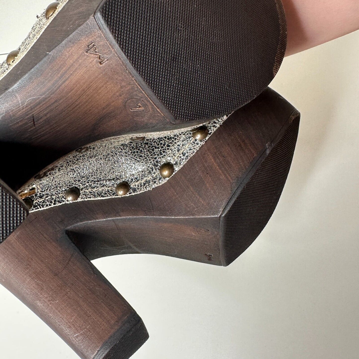 Sbicca Silver Cracked Leather Clunky Heel Ablaze Vintage Collection Open Toe 7