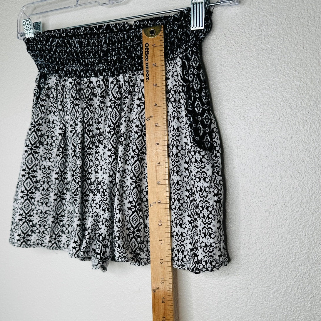 Aqua Black & White Diamond Print Elastic Waist Pocketed Short Shorts M