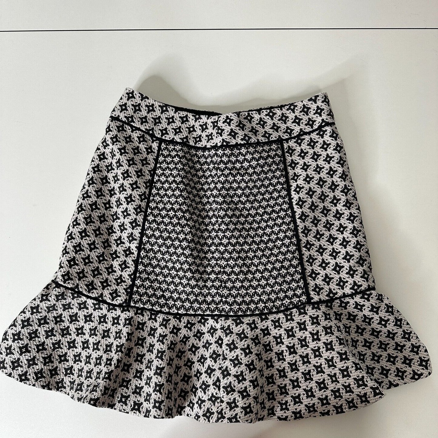 Ann Taylor Loft Black and White Geometric Ruffle Flair Peplum Mini Skirt 00P