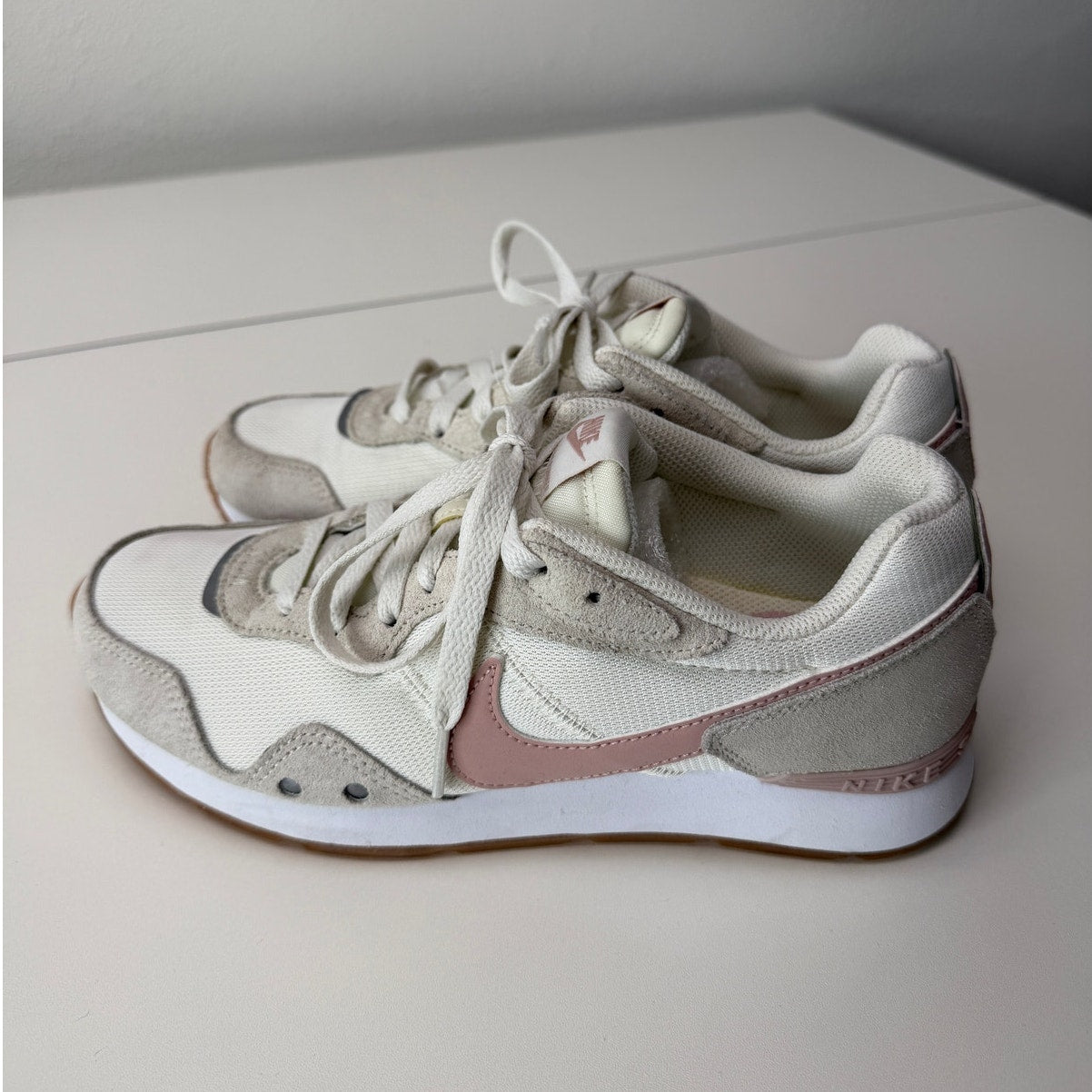 Nike Venture Runner Ivory Pink Tan Gum Sole Sneakers Women's Size 8