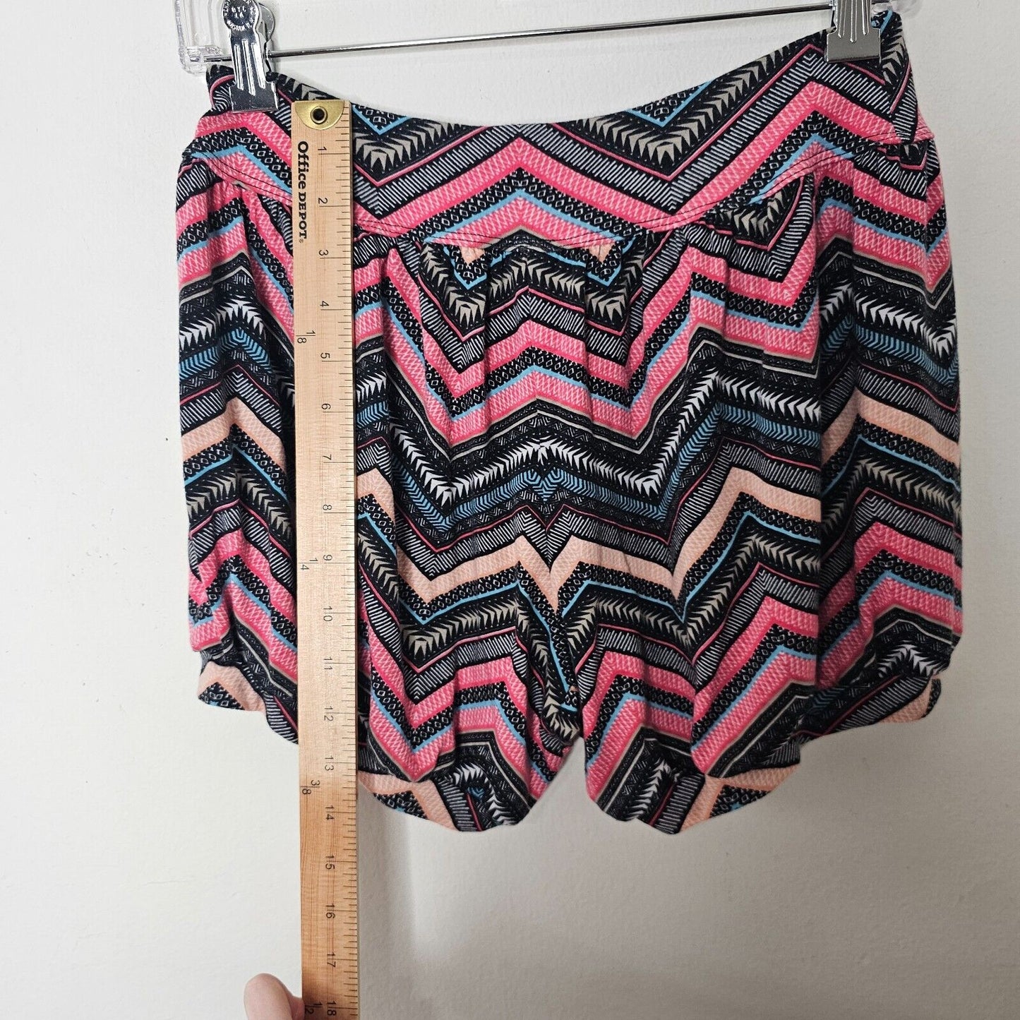 Namastday Black Pink and Blue Chevron Loose Fit Knit Short Wide Waist Banded Hem