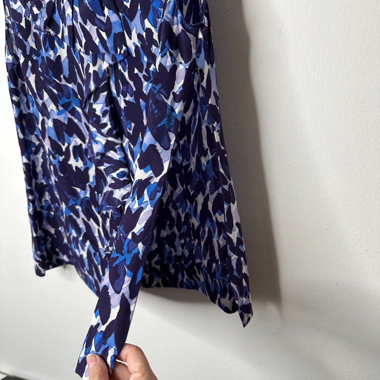Halogen Flowy 100% Silk Blue White Abstract Sleeveless Scoop Neck Blouse Medium