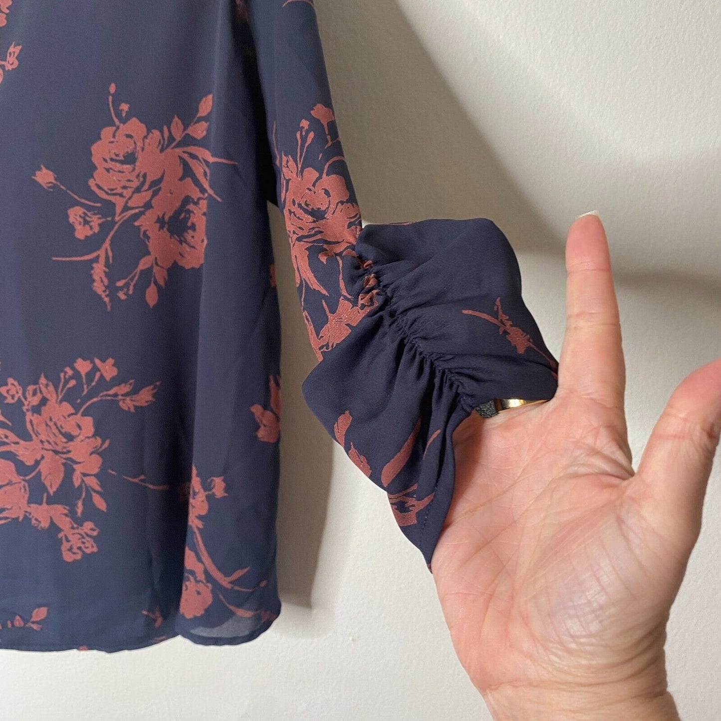 Evereve Allison Joy Alexa Crossover Top Navy & Brown Floral 3/4 Sleeve VNeck XS