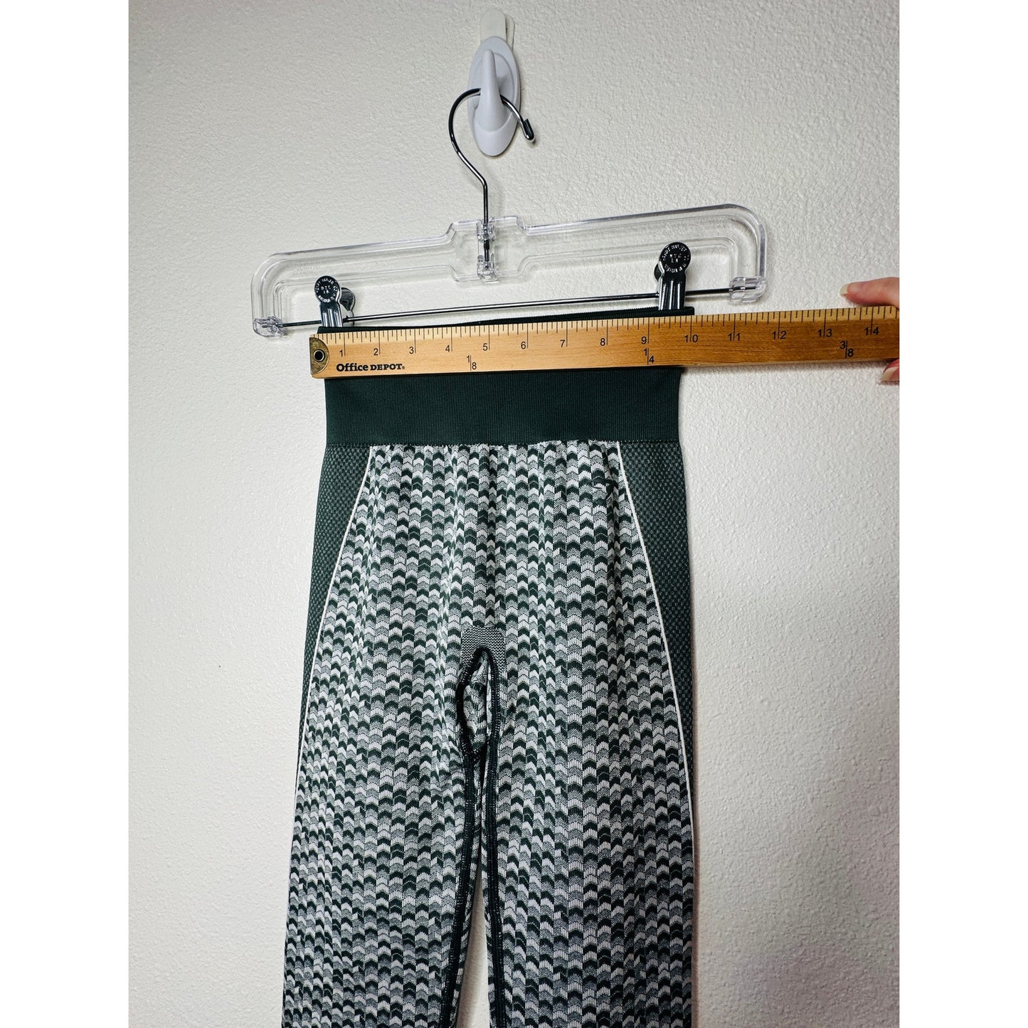 Gymshark Olive Green Booty Enhancing Leggings XS – High Waist Arrow Print