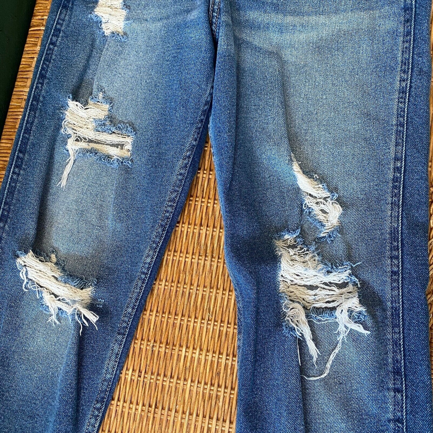 Hollister High Rise Mom Jeans Distressed Knees Frayed Hem Crop Denim Jean 26
