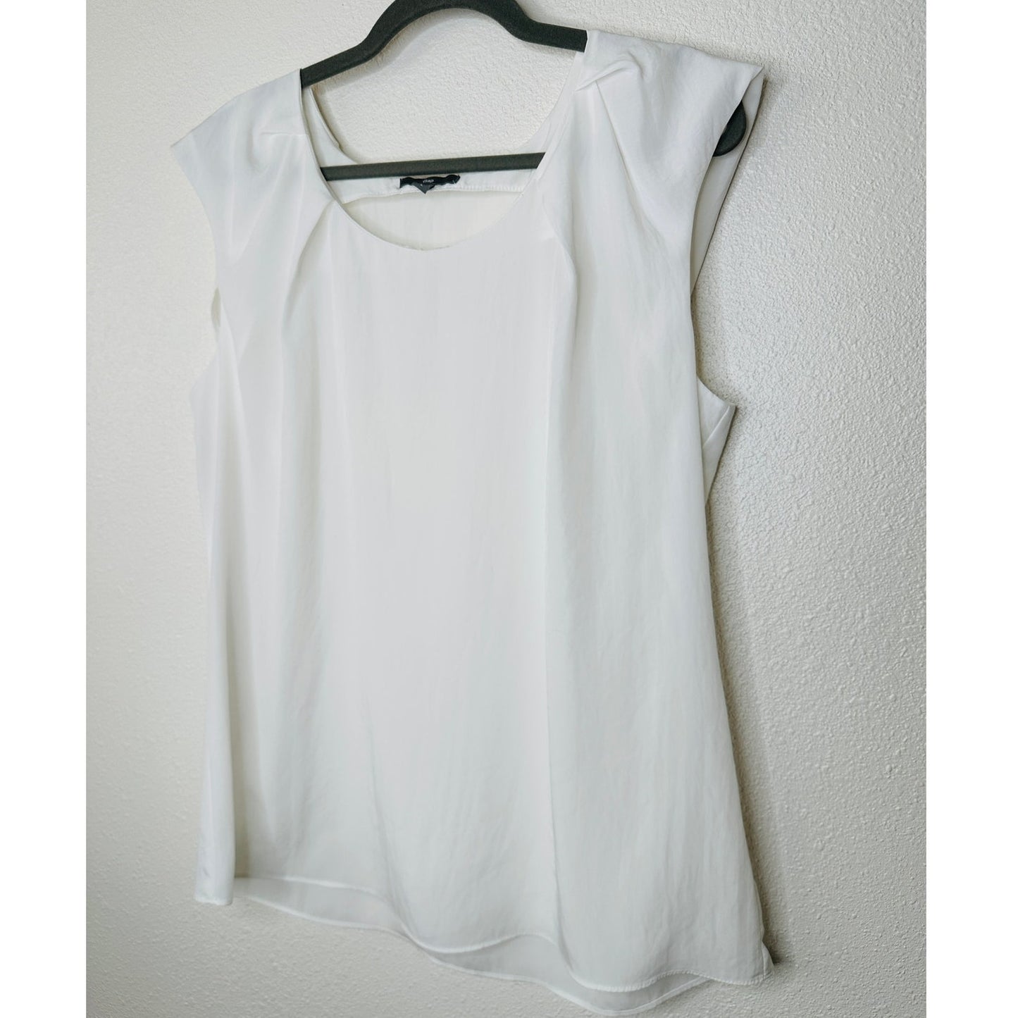 Gap Off White Pleated Shoulder Cap Sleeve Round Neck Flowy Blouse L