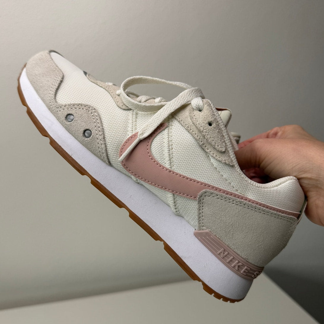Nike Venture Runner Ivory Pink Tan Gum Sole Sneakers Women's Size 8