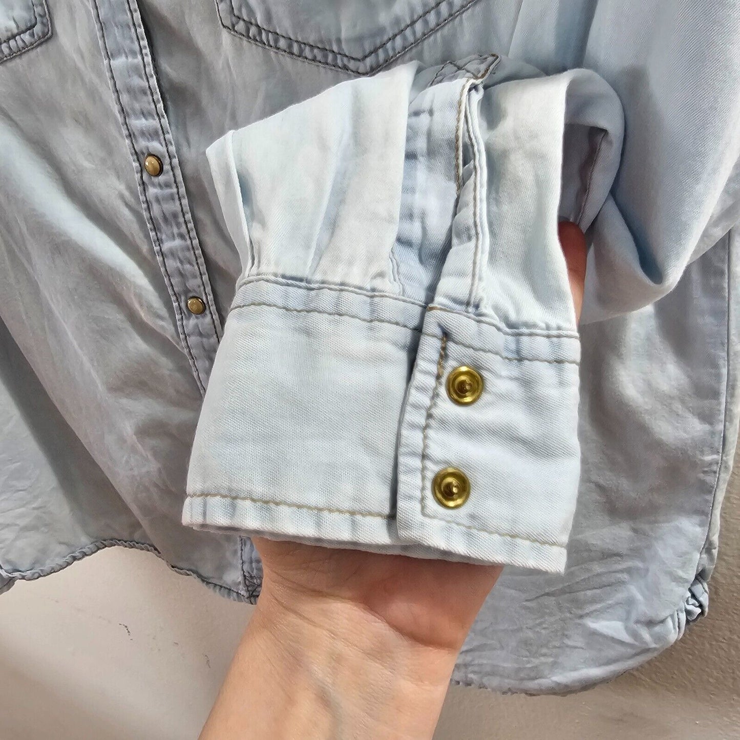 Zara Light Wash Blue Denim Pearl Snap Collared Front Pockets Long Sleeve Medium