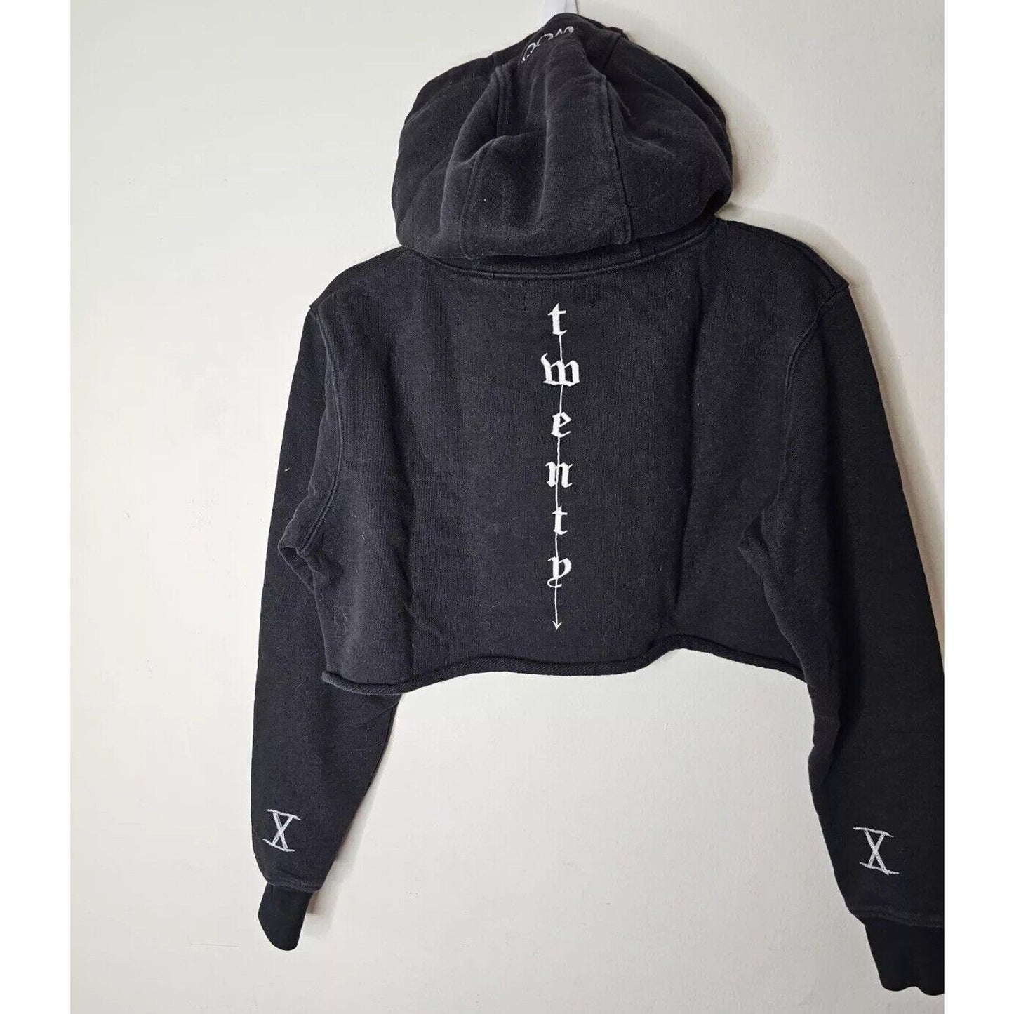 Woo Twenty Black Hooded Cropped Raw Hem Long Sleeve Twenty Graphic Hoodie XS