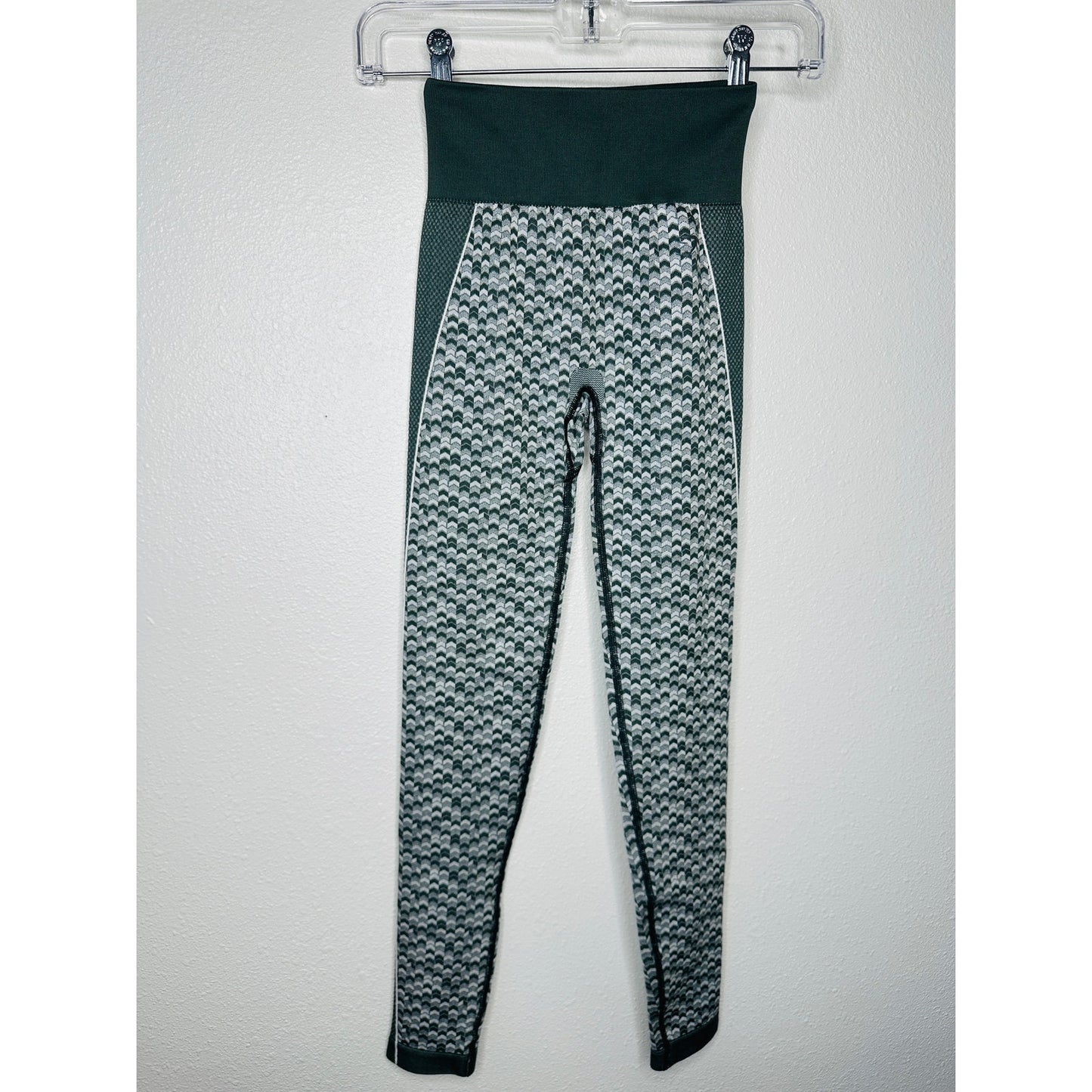 Gymshark Olive Green Booty Enhancing Leggings XS – High Waist Arrow Print