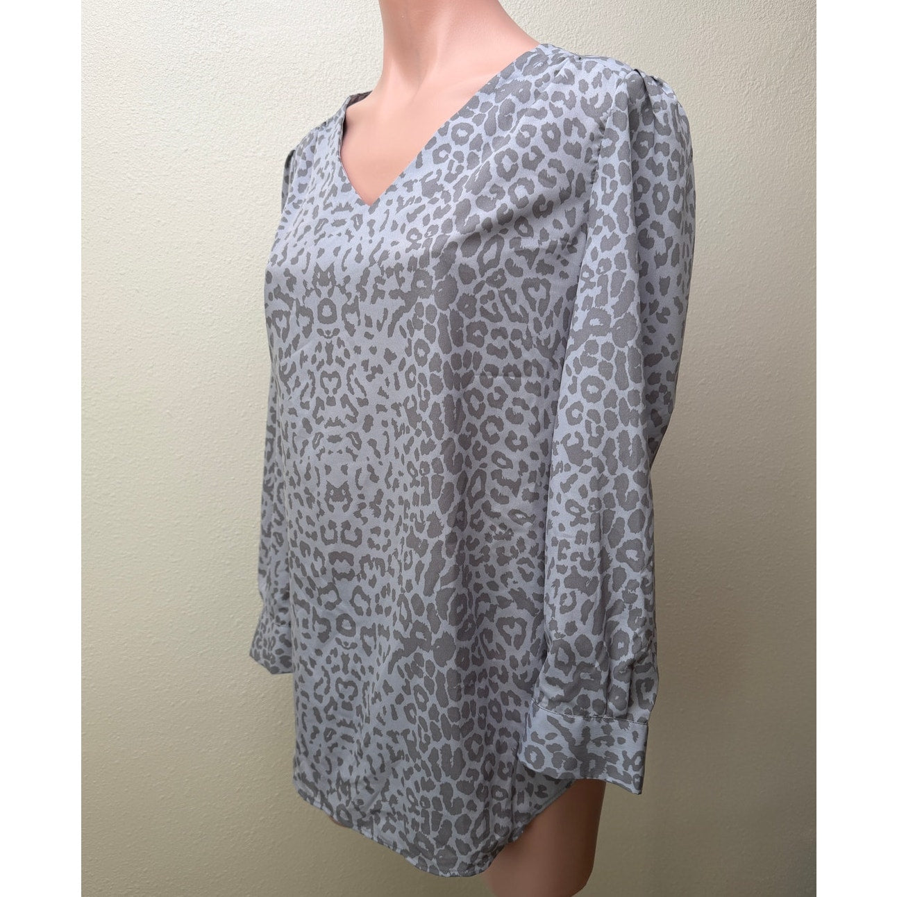 Cynthia Steffe Blue Gray Animal Print V-Neck Long Sleeve Blouse M