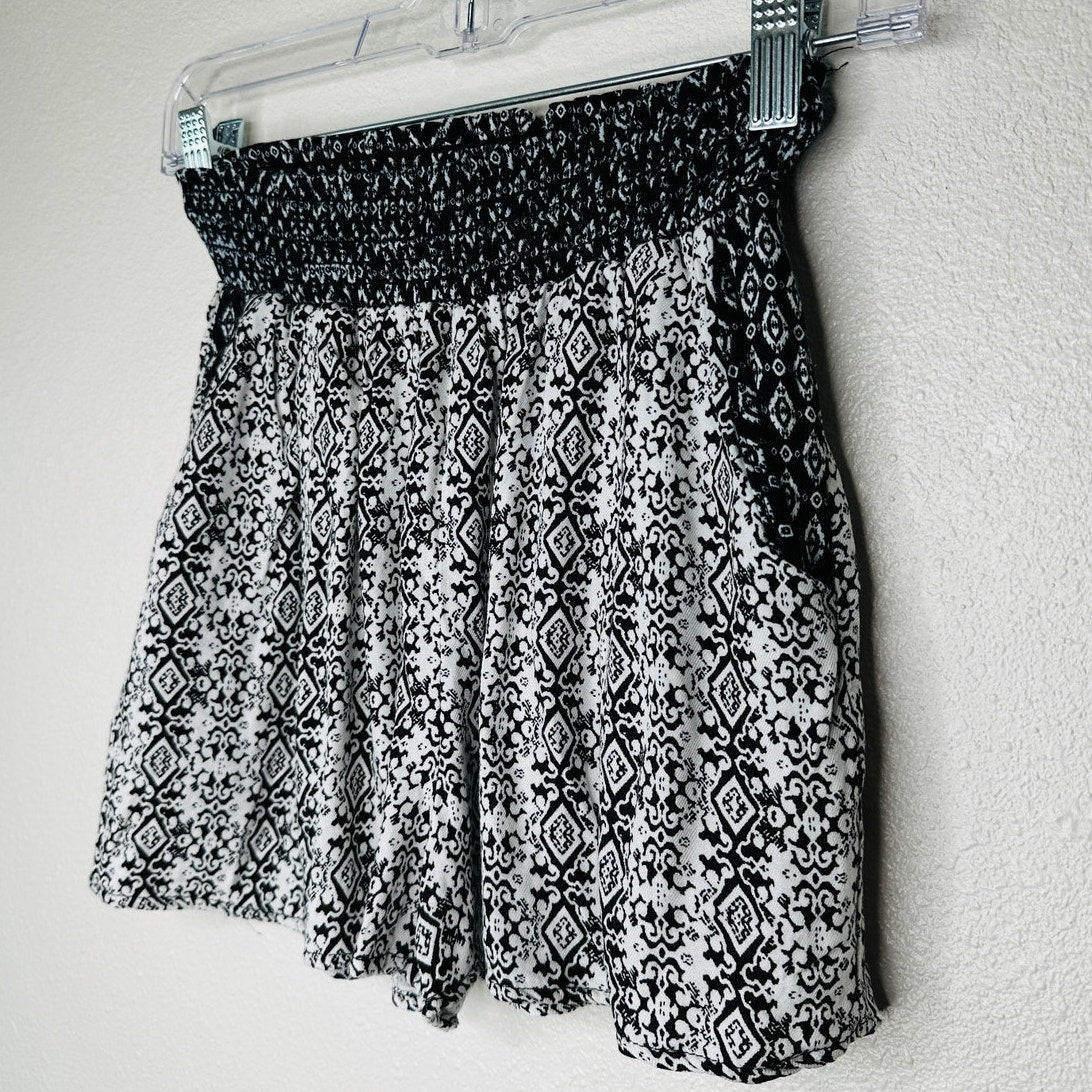 Aqua Black & White Diamond Print Elastic Waist Pocketed Short Shorts M