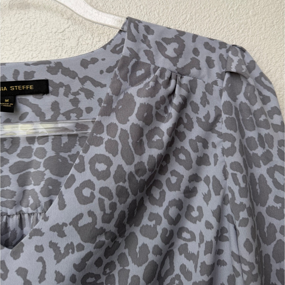 Cynthia Steffe Blue Gray Animal Print V-Neck Long Sleeve Blouse M