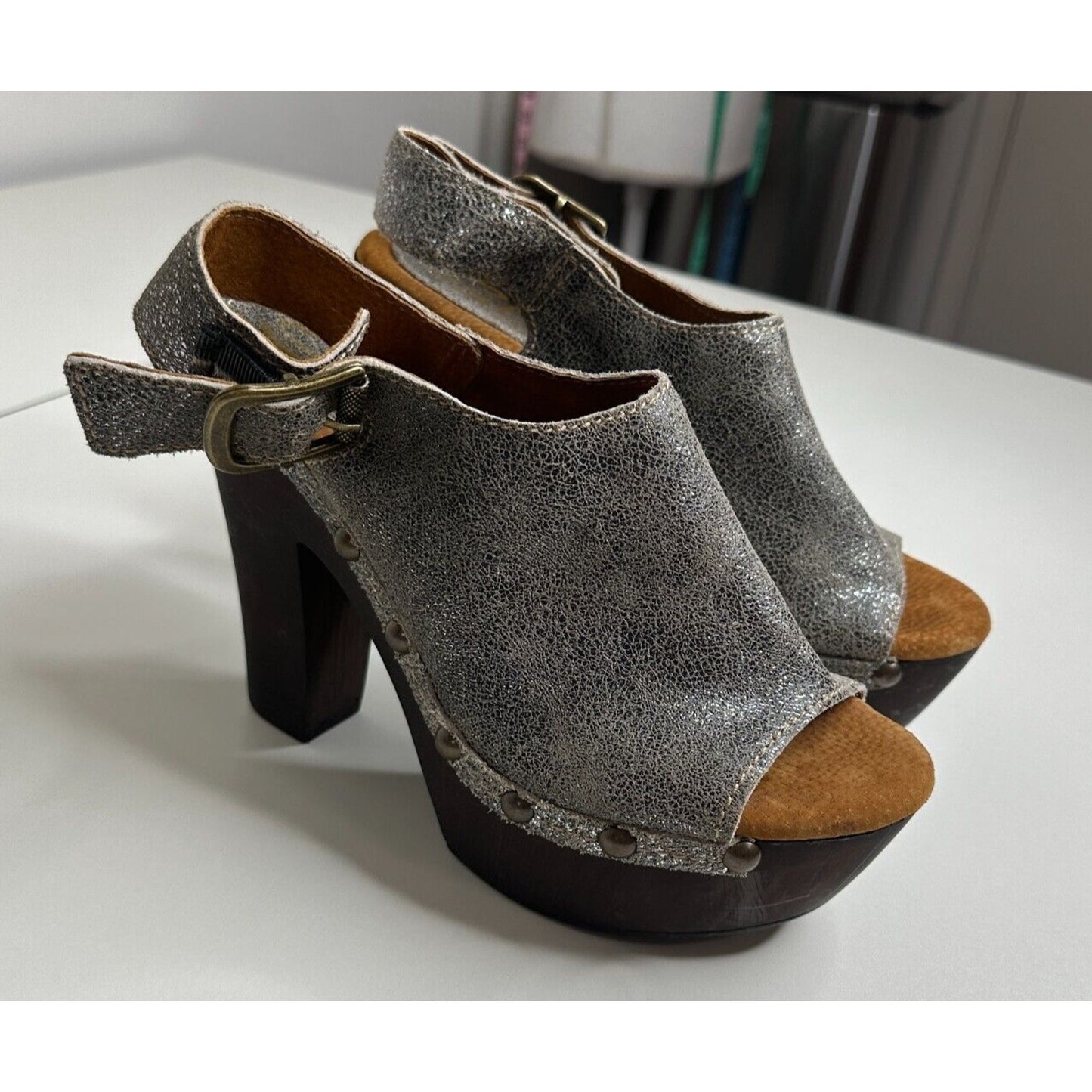 Sbicca Silver Cracked Leather Clunky Heel Ablaze Vintage Collection Open Toe 7