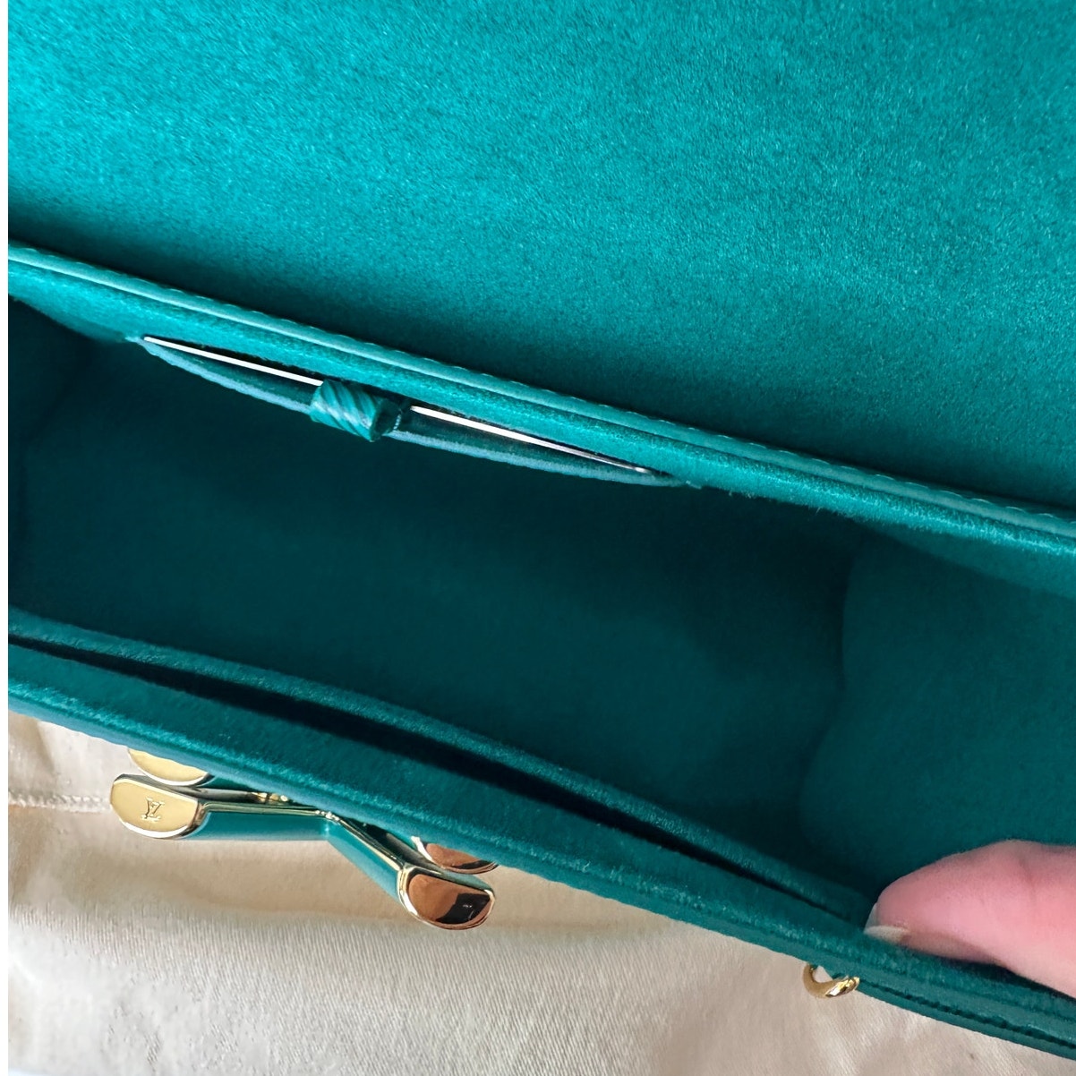 Louis Vuitton Twist MM Shoulder Bag – Emerald Epi Leather with Gold Hardware
