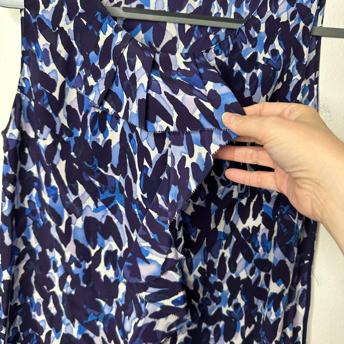 Halogen Flowy 100% Silk Blue White Abstract Sleeveless Scoop Neck Blouse Medium