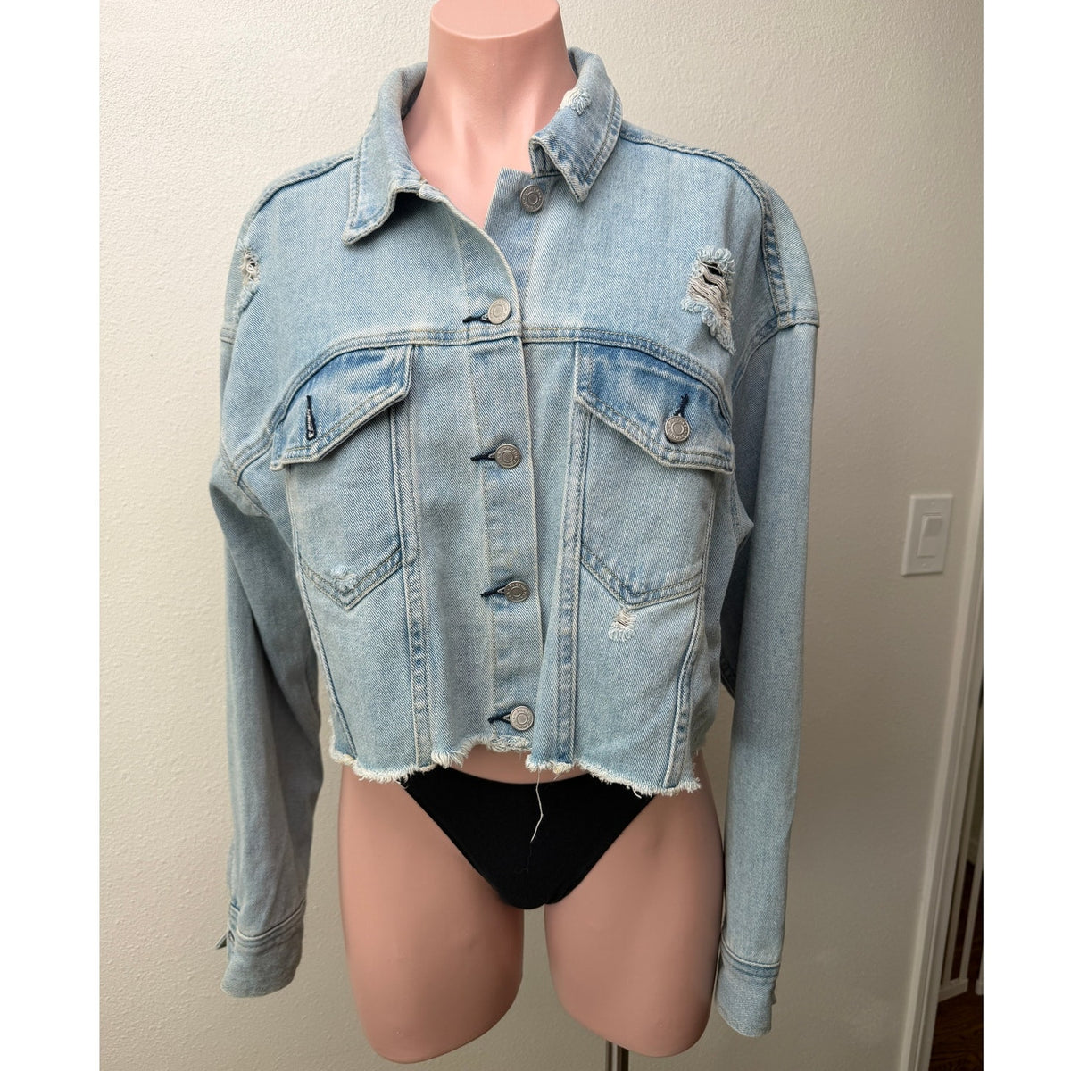 PacSun Distressed Cropped Denim Jacket Light Wash Raw Hem US M/L