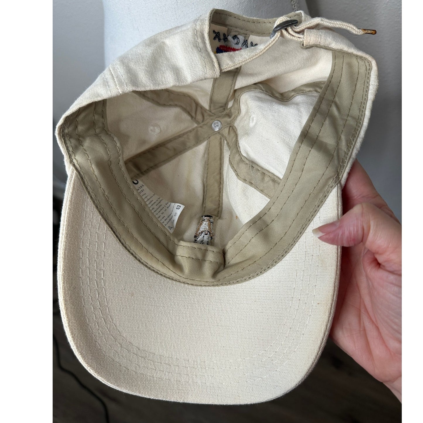 Kowu Ivory Colombian Embroidered Graphic Man Adjustable Cap