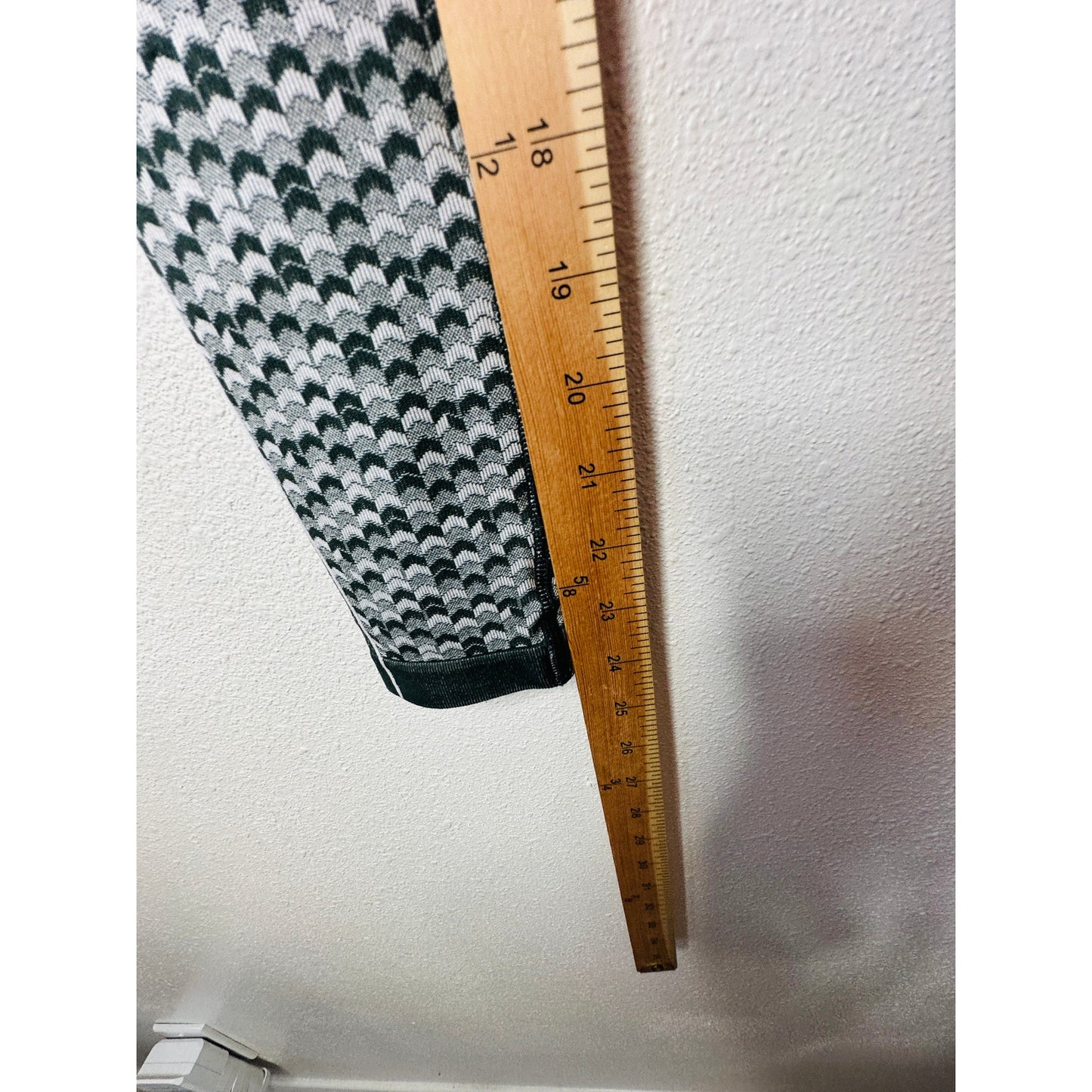Gymshark Olive Green Booty Enhancing Leggings XS – High Waist Arrow Print