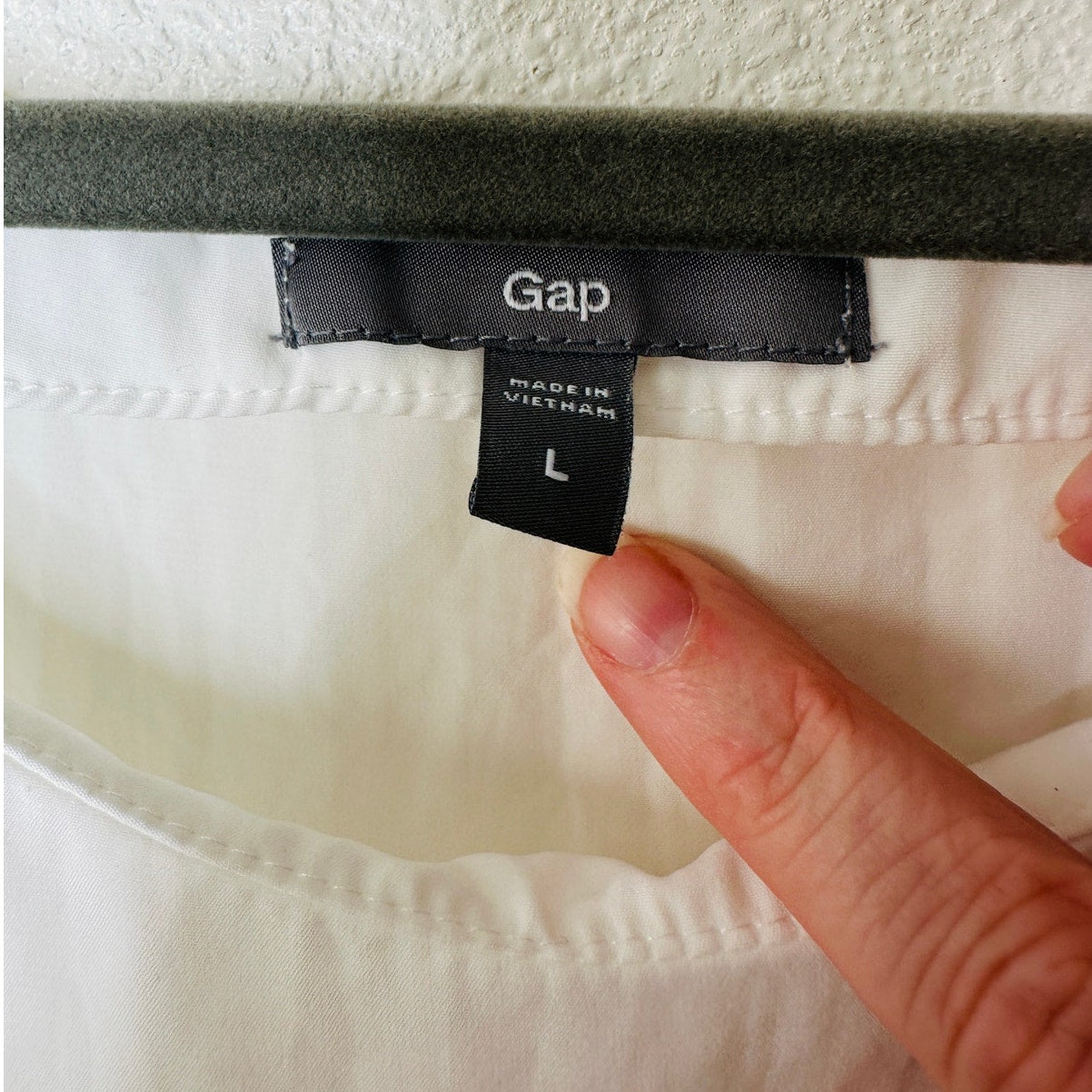 Gap Off White Pleated Shoulder Cap Sleeve Round Neck Flowy Blouse L