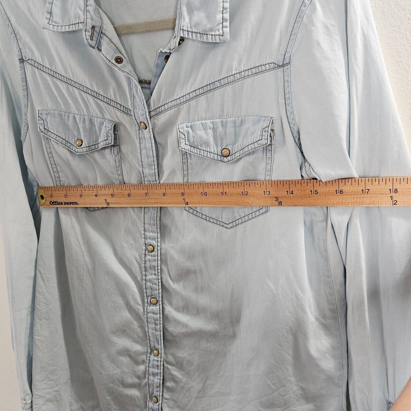 Zara Light Wash Blue Denim Pearl Snap Collared Front Pockets Long Sleeve Medium