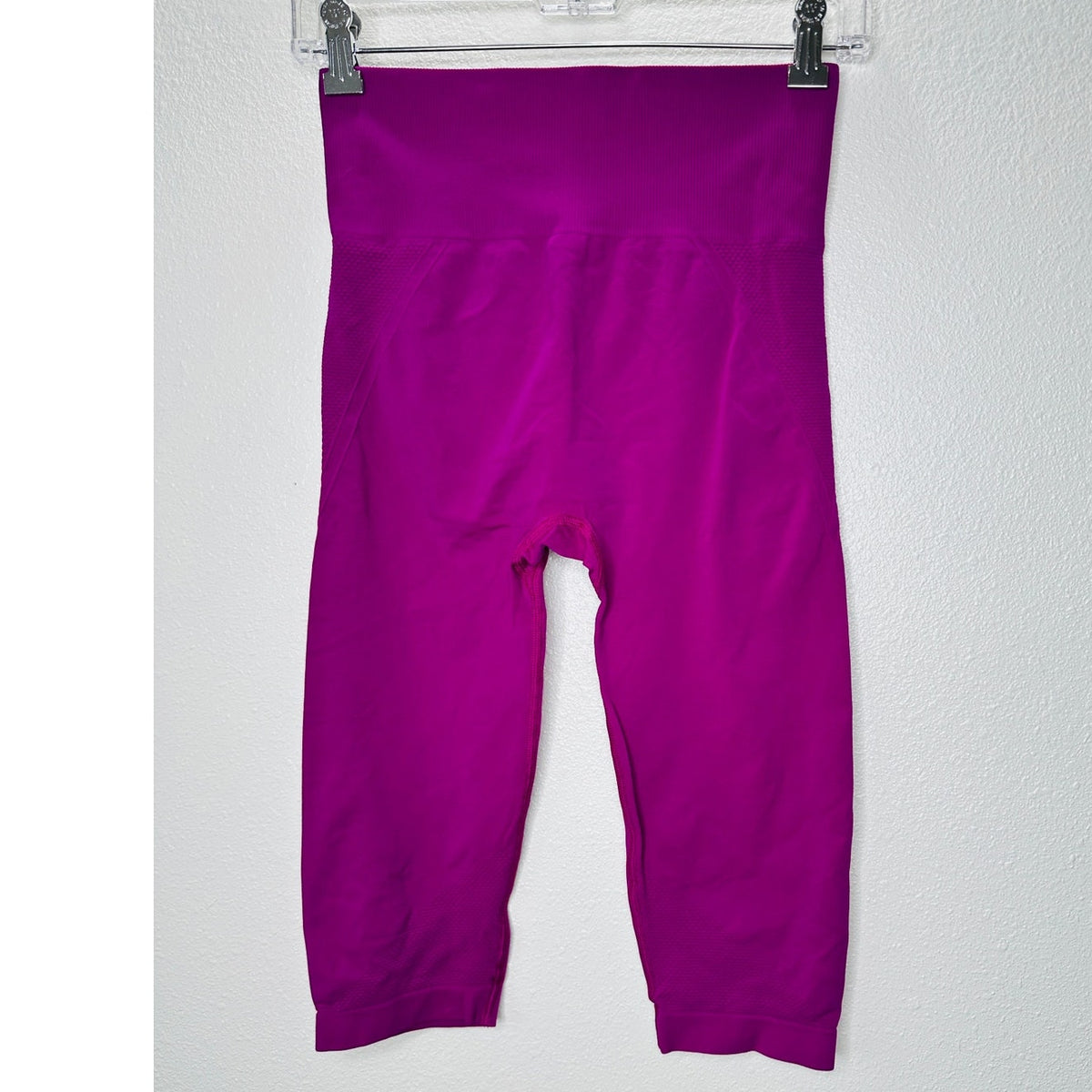 Lucas Hugh Technical Knit Magenta Seamless Capri Yoga Pants M