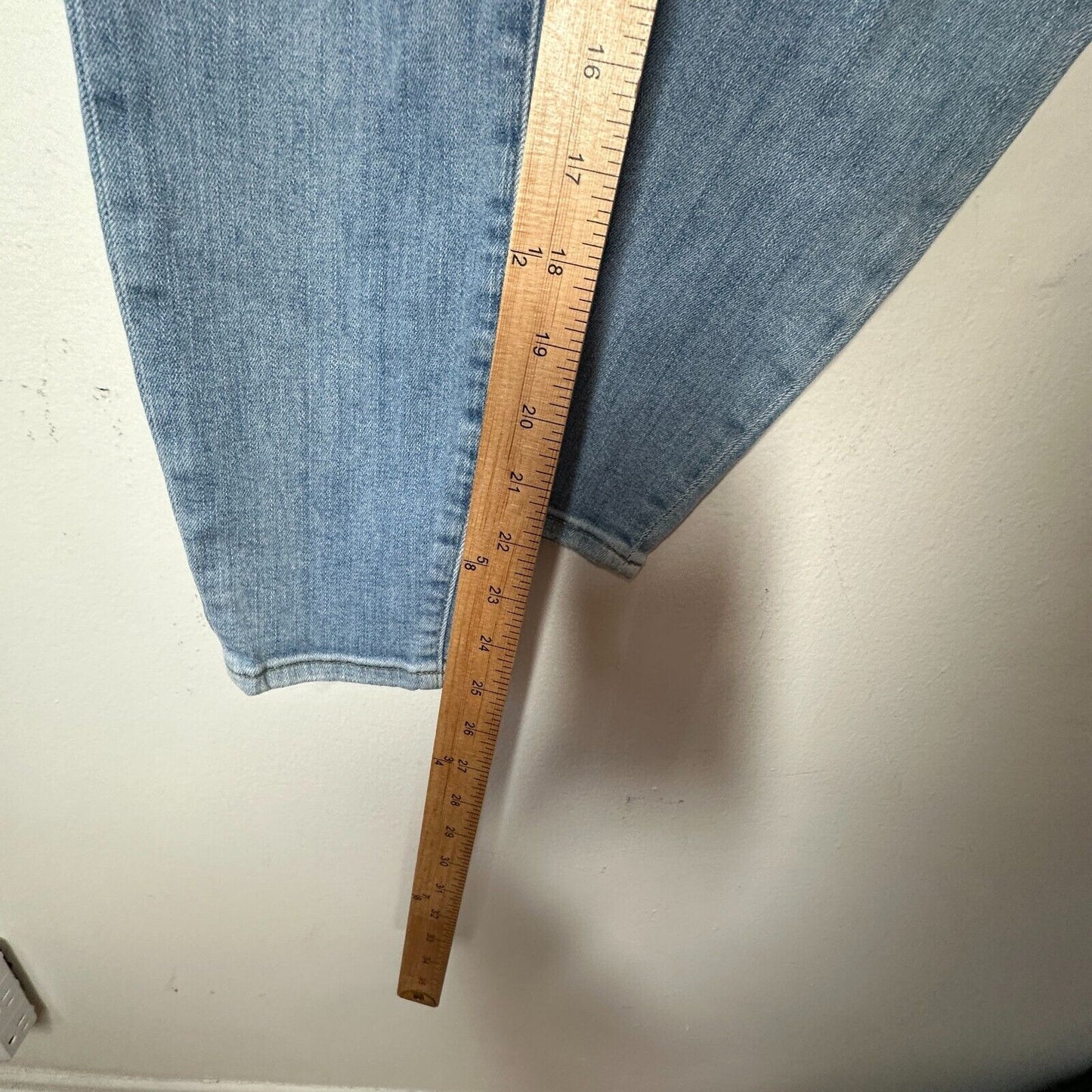 Good American Light Blue Med Wash Good Waist Crop Distressed Knee Jean 6 / 28