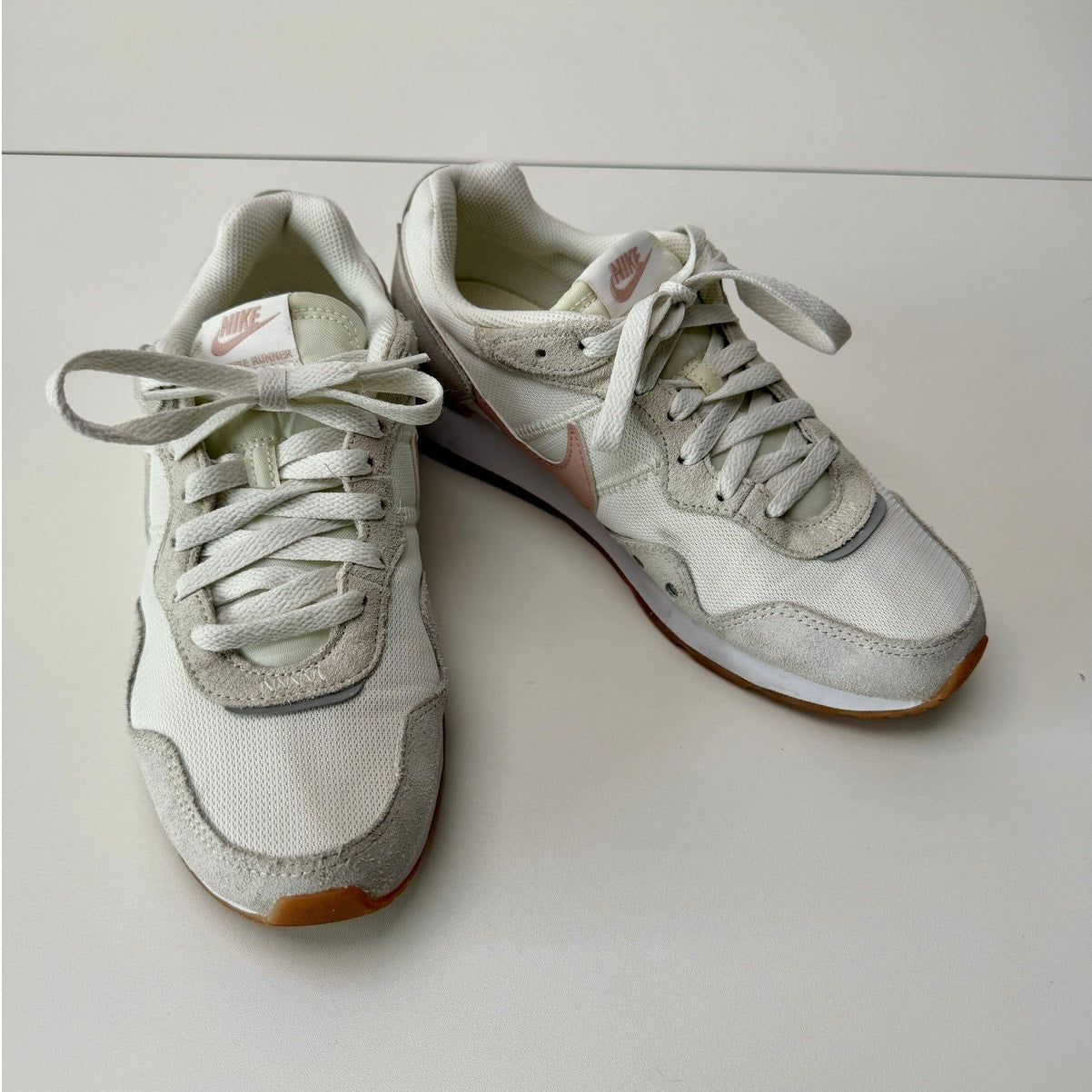 Nike Venture Runner Ivory Pink Tan Gum Sole Sneakers Women's Size 8