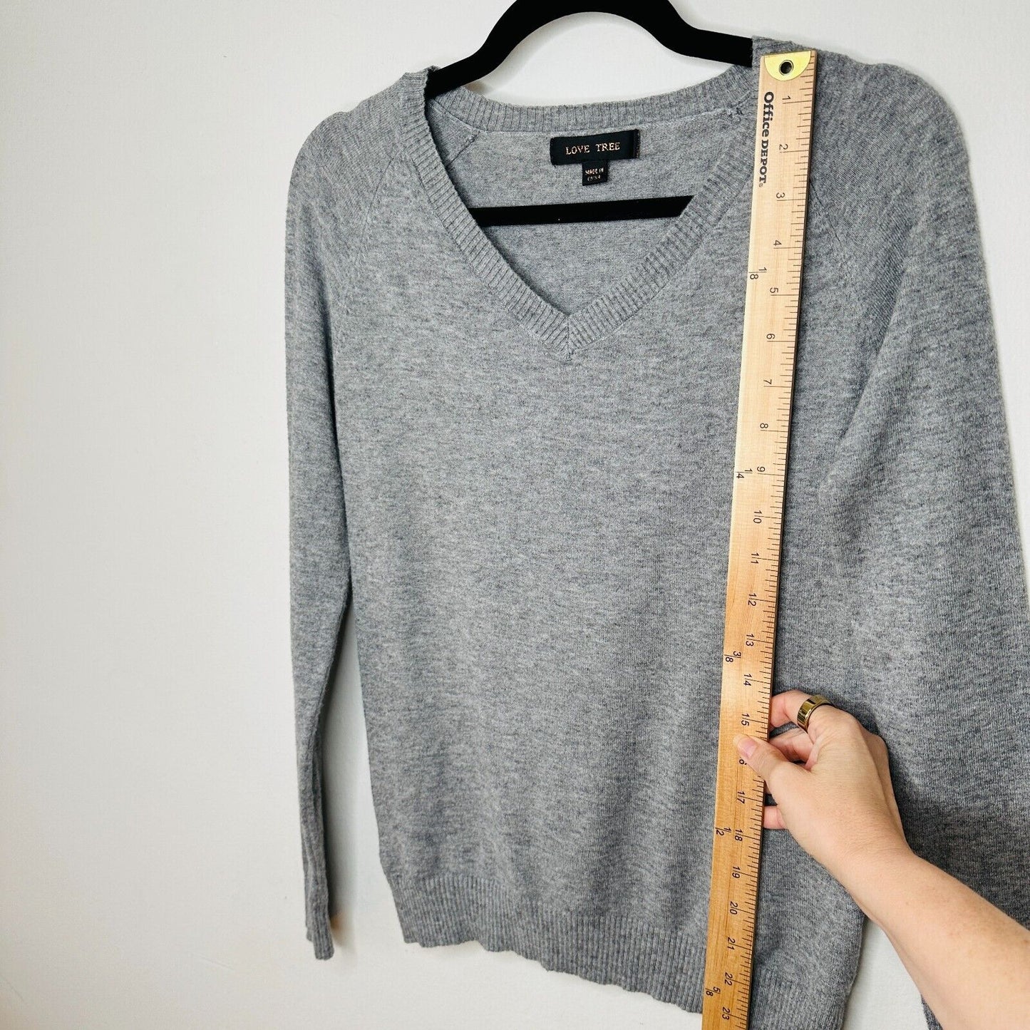 Love Tree Gray V-Neck Long Sleeve Pullover Sweater Banded Hem Thin Jumper Small