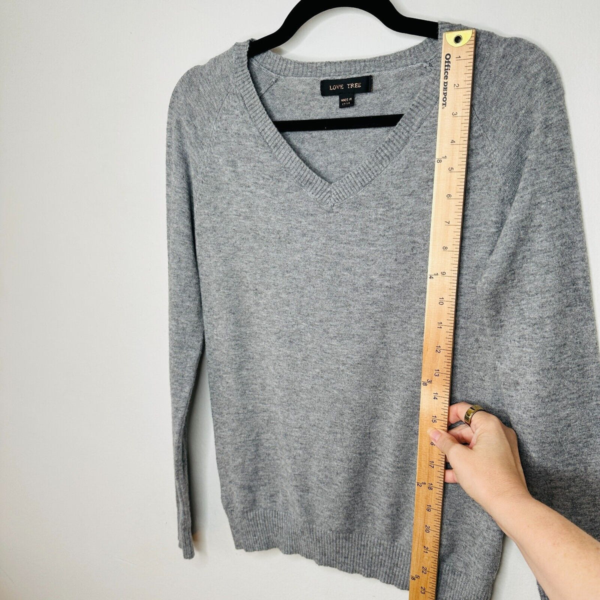 Love Tree Gray V-Neck Long Sleeve Pullover Sweater Banded Hem Thin Jumper Small