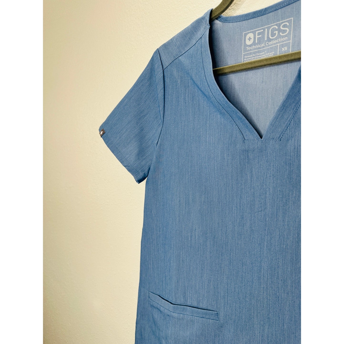NWT Blue Denim Casma 3 Pocket Classic Fit V-Neck Scrub Top XS