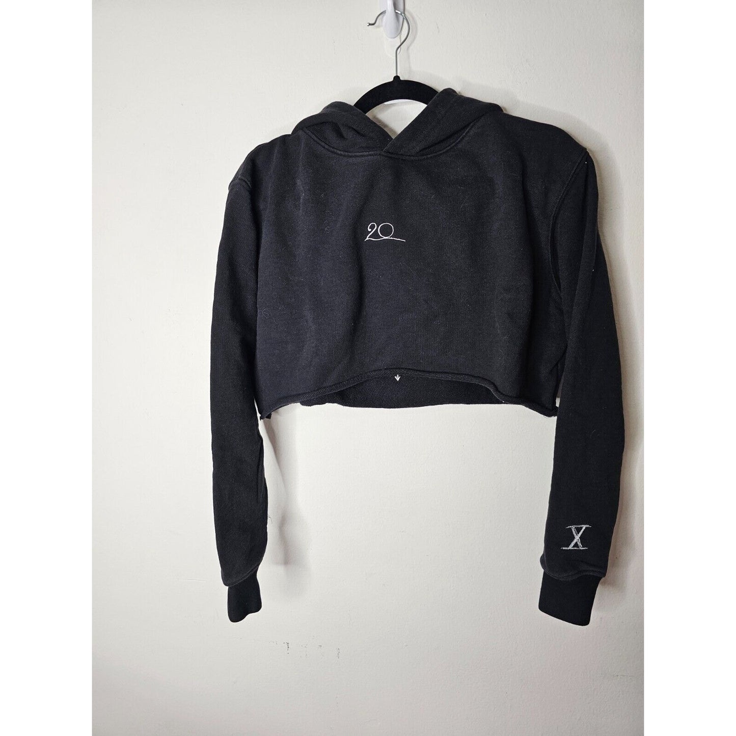 Woo Twenty Black Hooded Cropped Raw Hem Long Sleeve Twenty Graphic Hoodie XS