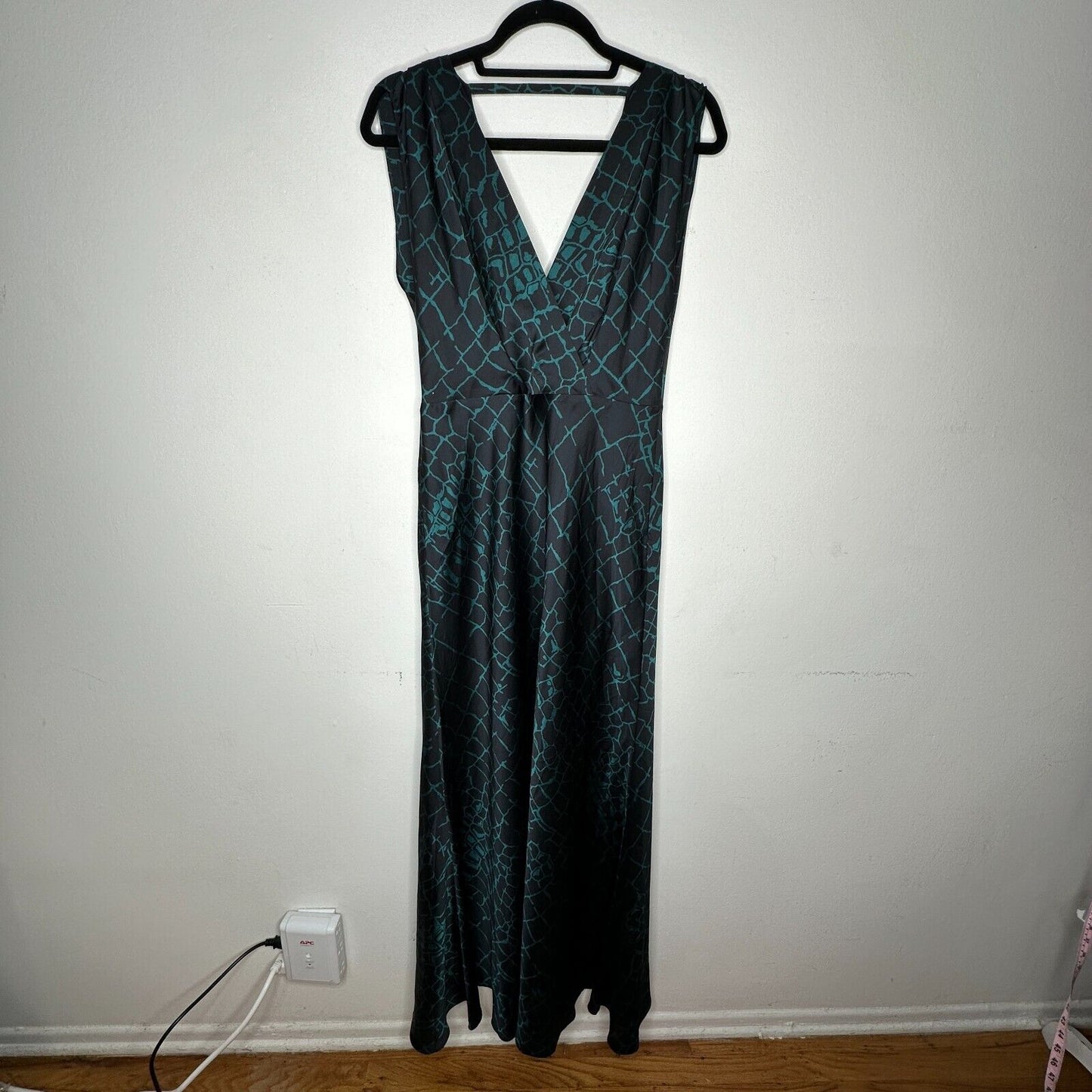 REISS Bebe Black & Green Print Flowy Maxi Sleeveless Deep V-Neck Front & Back 8