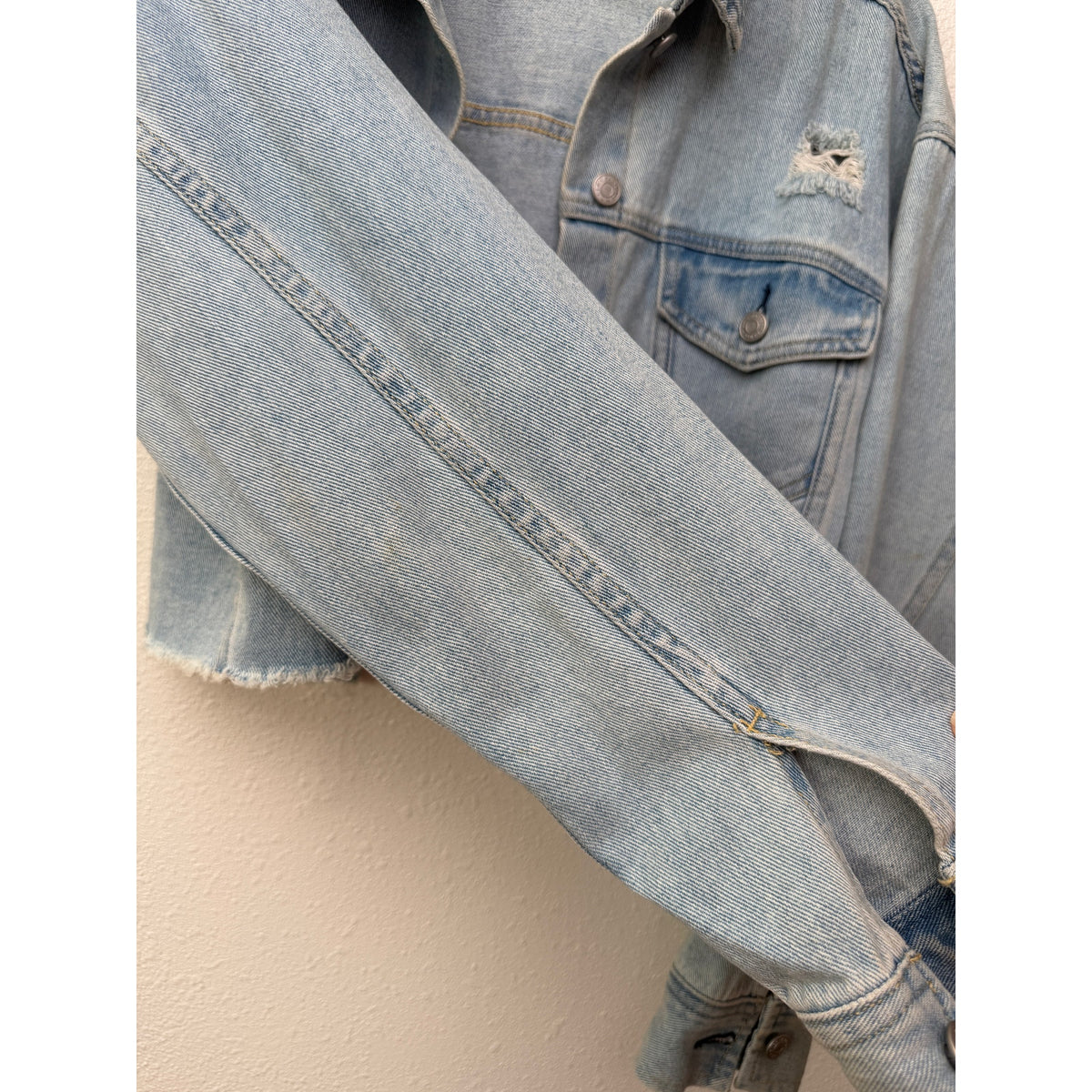 PacSun Distressed Cropped Denim Jacket Light Wash Raw Hem US M/L