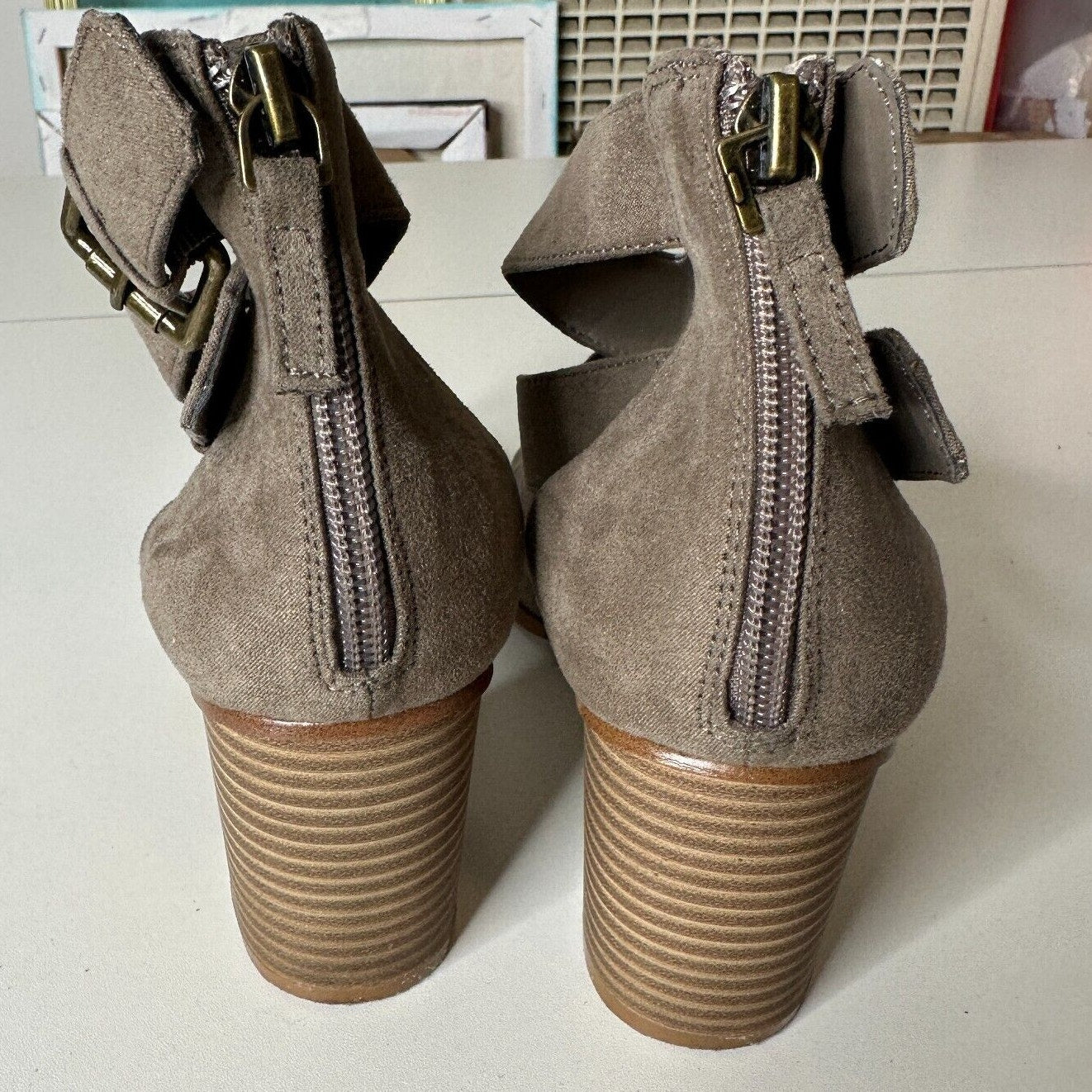 Melrose & Market Gray Taupe Suede Brass Ankle Buckle Sandal Block Heel Shoes 7.5