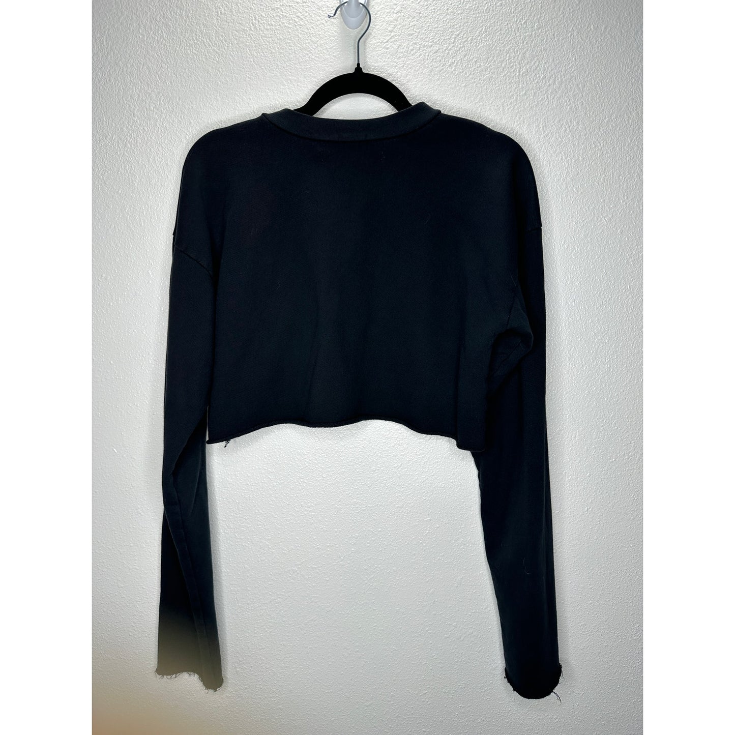 Lovers + Friends Laguna Black Round Neck Long Sleeve Raw Hem Crop Sweater S