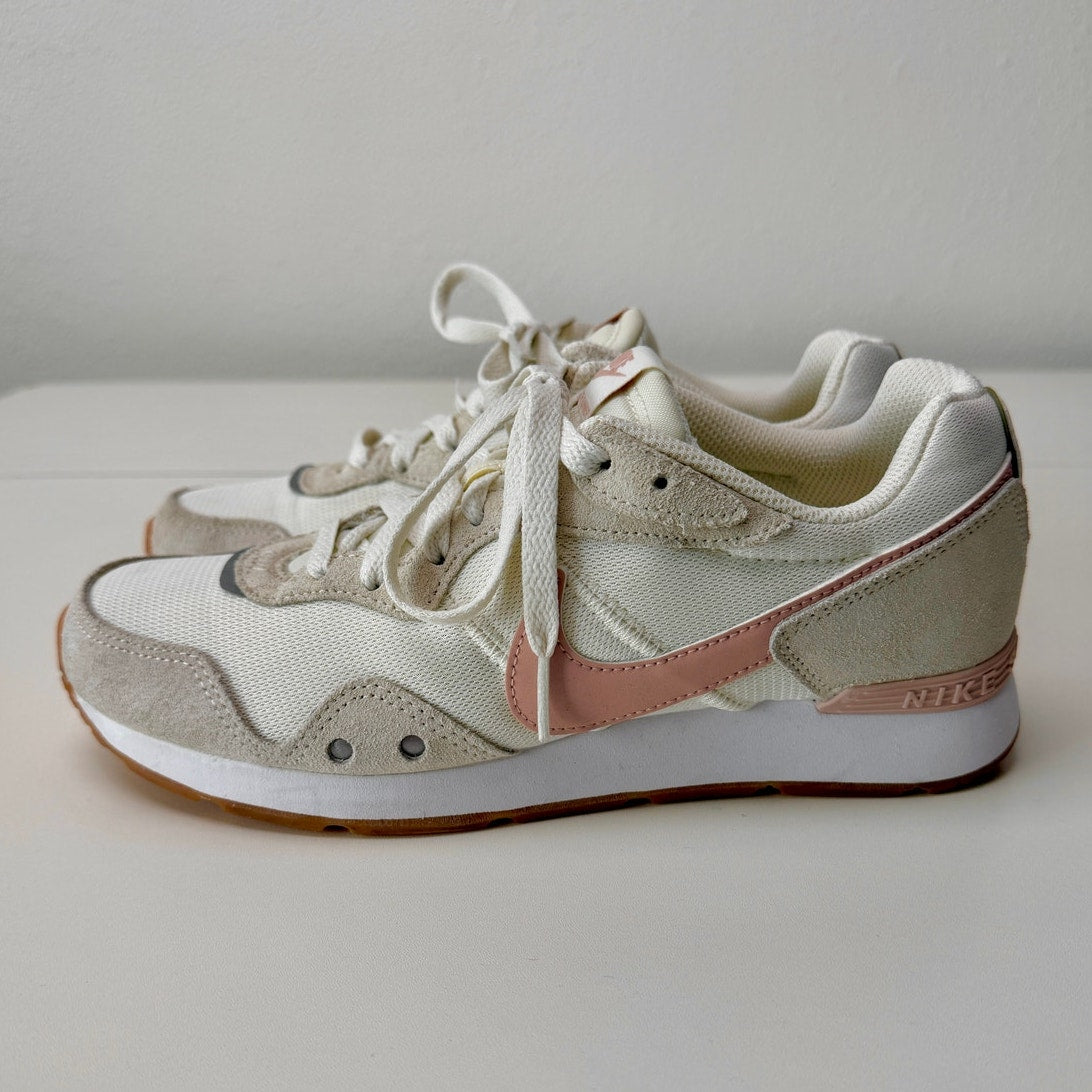Nike Venture Runner Ivory Pink Tan Gum Sole Sneakers Women's Size 8