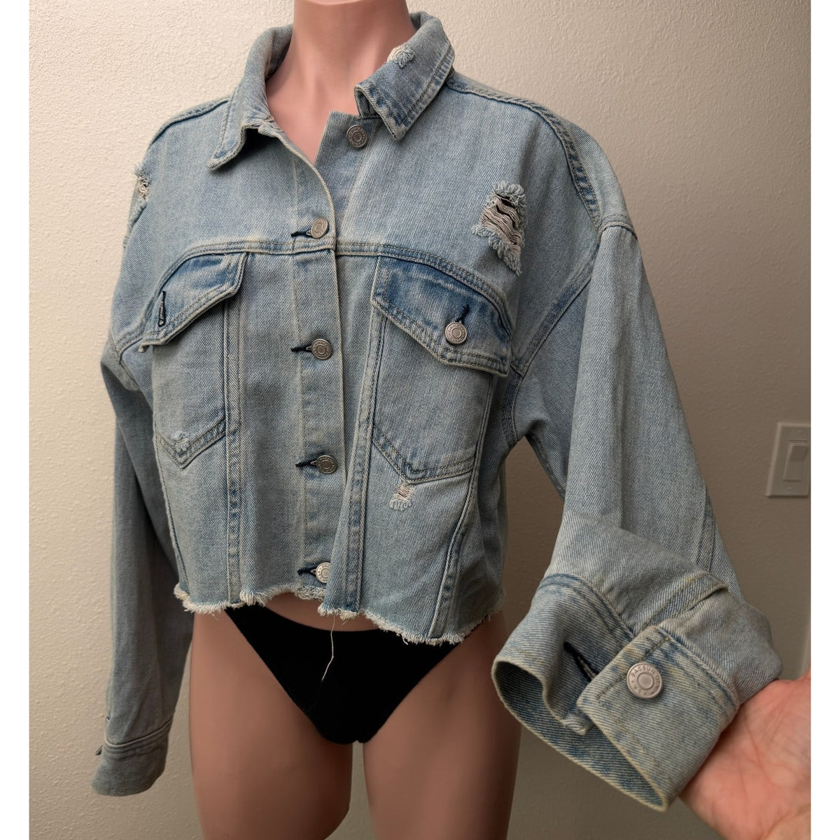 PacSun Distressed Cropped Denim Jacket Light Wash Raw Hem US M/L