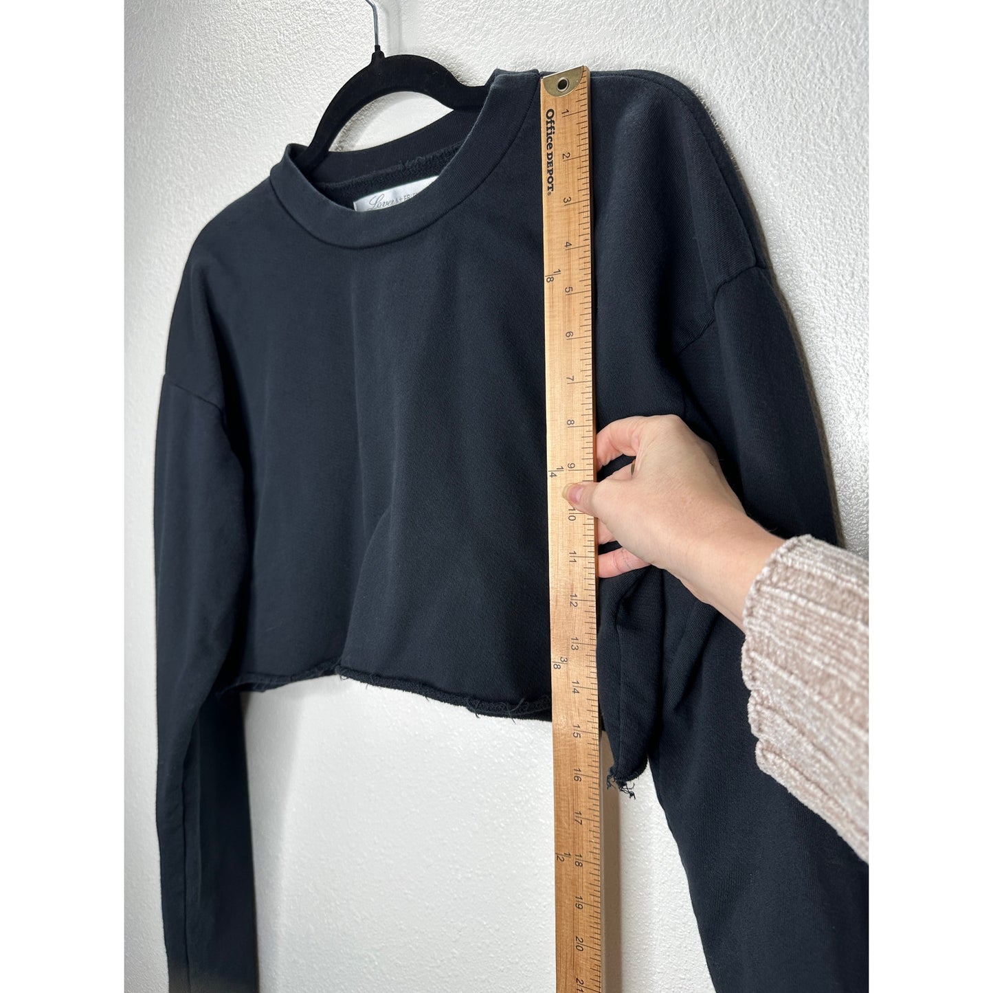 Lovers + Friends Laguna Black Round Neck Long Sleeve Raw Hem Crop Sweater S