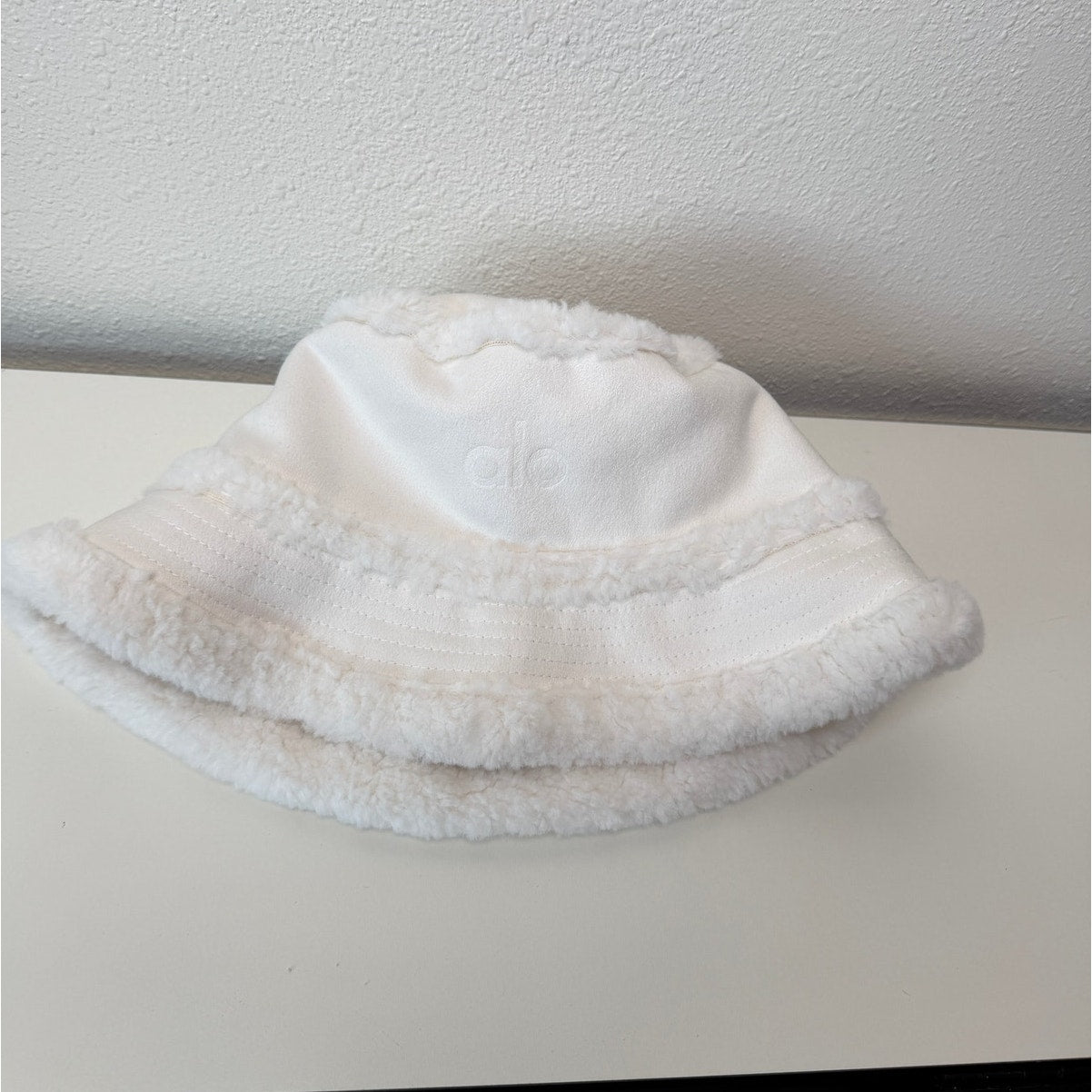 Alo Yoga Ivory Winterfun Bucket Hat Women M/L