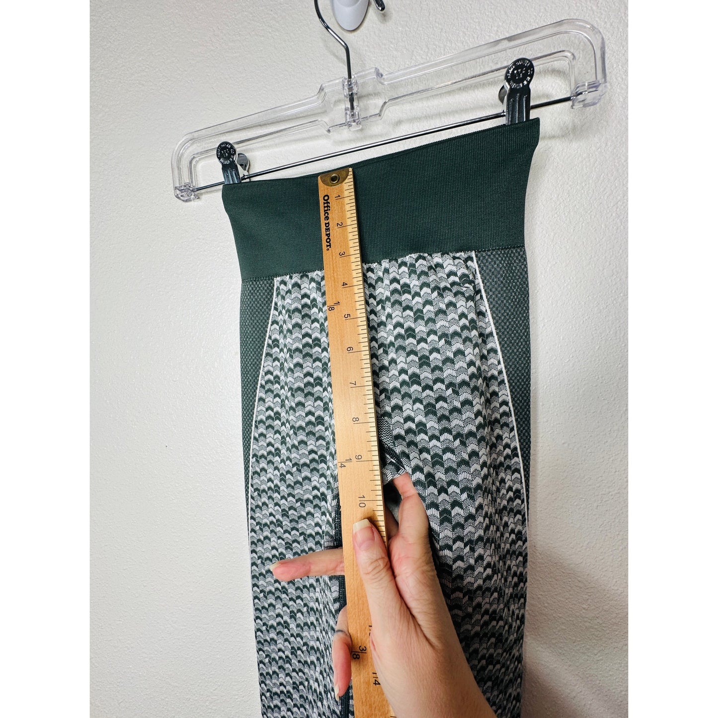 Gymshark Olive Green Booty Enhancing Leggings XS – High Waist Arrow Print
