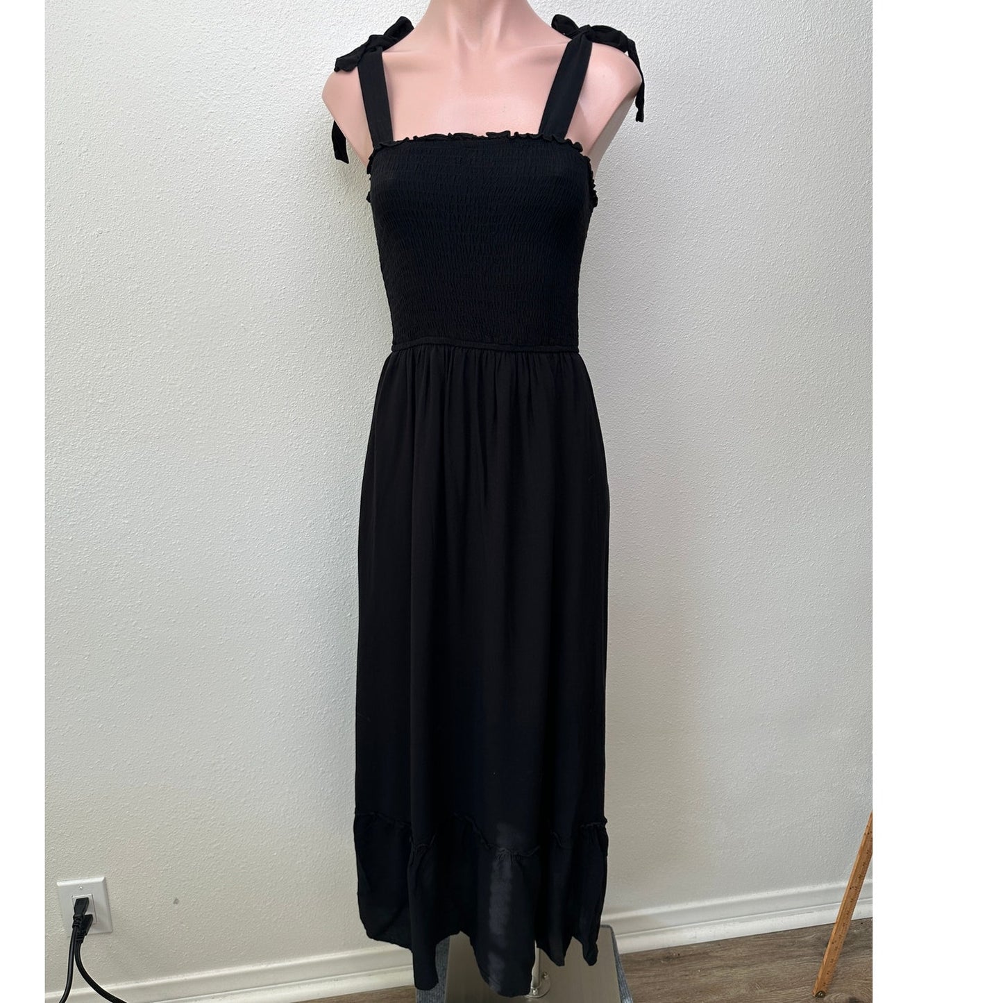 Zesica Women’s Black Tie-Strap Smocked Maxi Dress US S