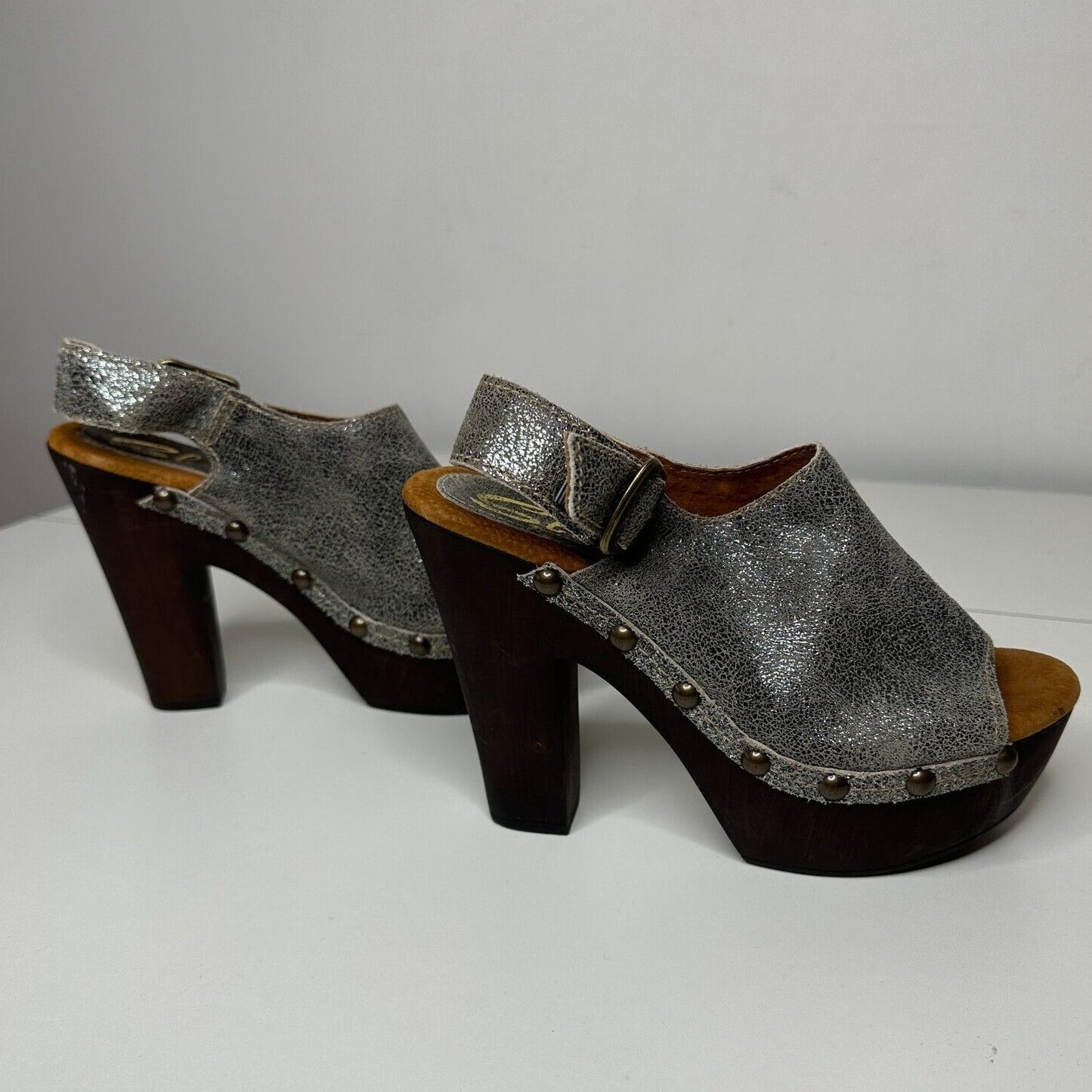 Sbicca Silver Cracked Leather Clunky Heel Ablaze Vintage Collection Open Toe 7