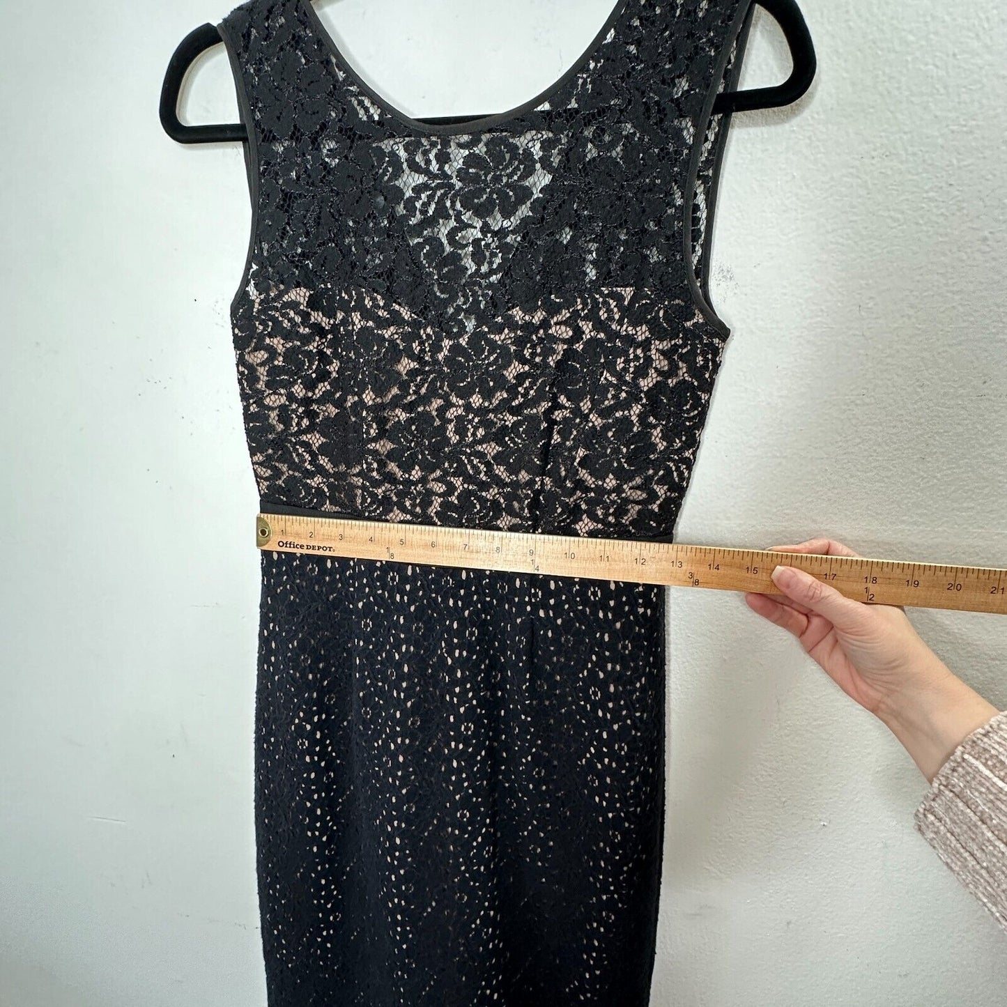 BCBGMAXAZRIA Black Lace Nude Lining Alice Dress Sleeveless Round-Neck Zip Back 2