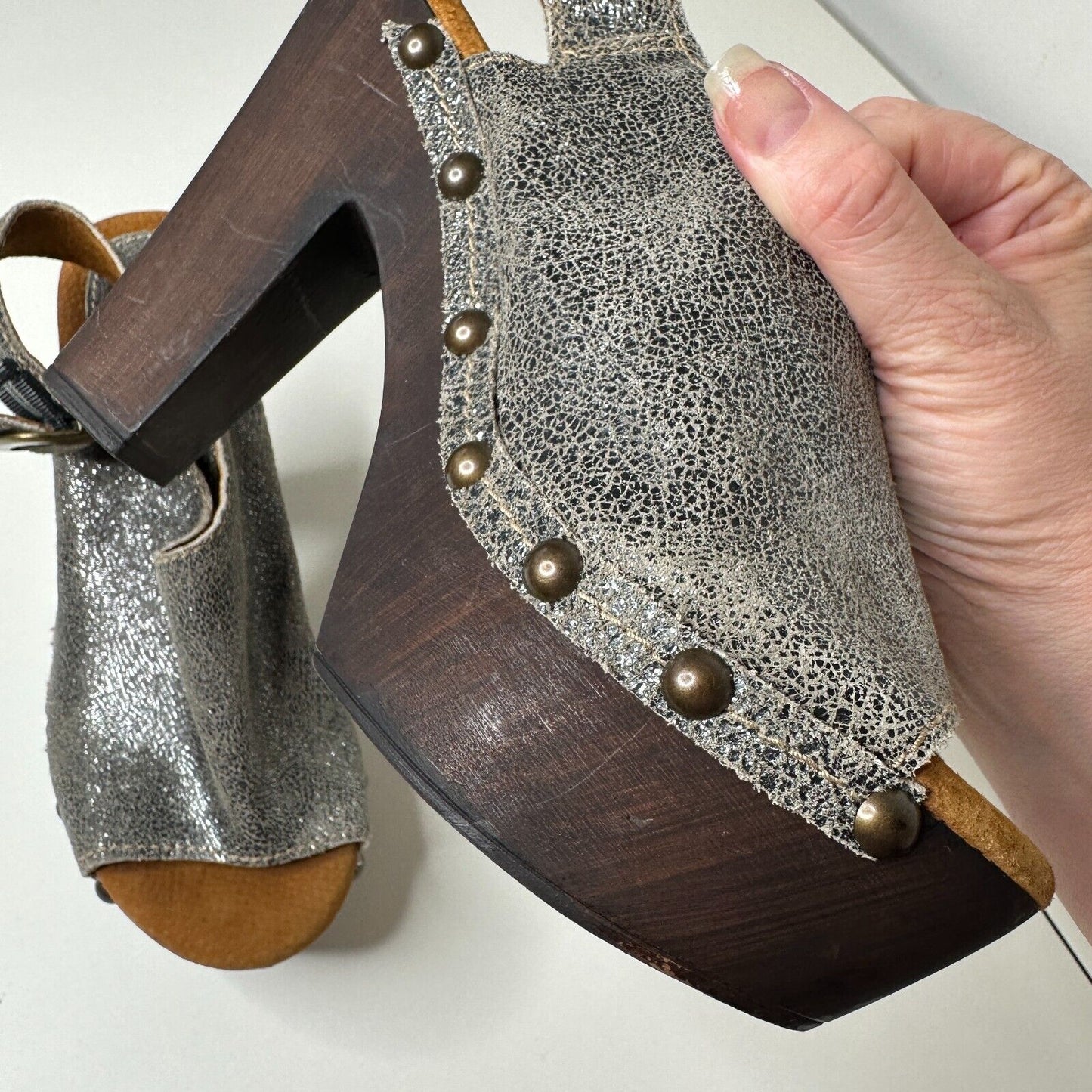 Sbicca Silver Cracked Leather Clunky Heel Ablaze Vintage Collection Open Toe 7